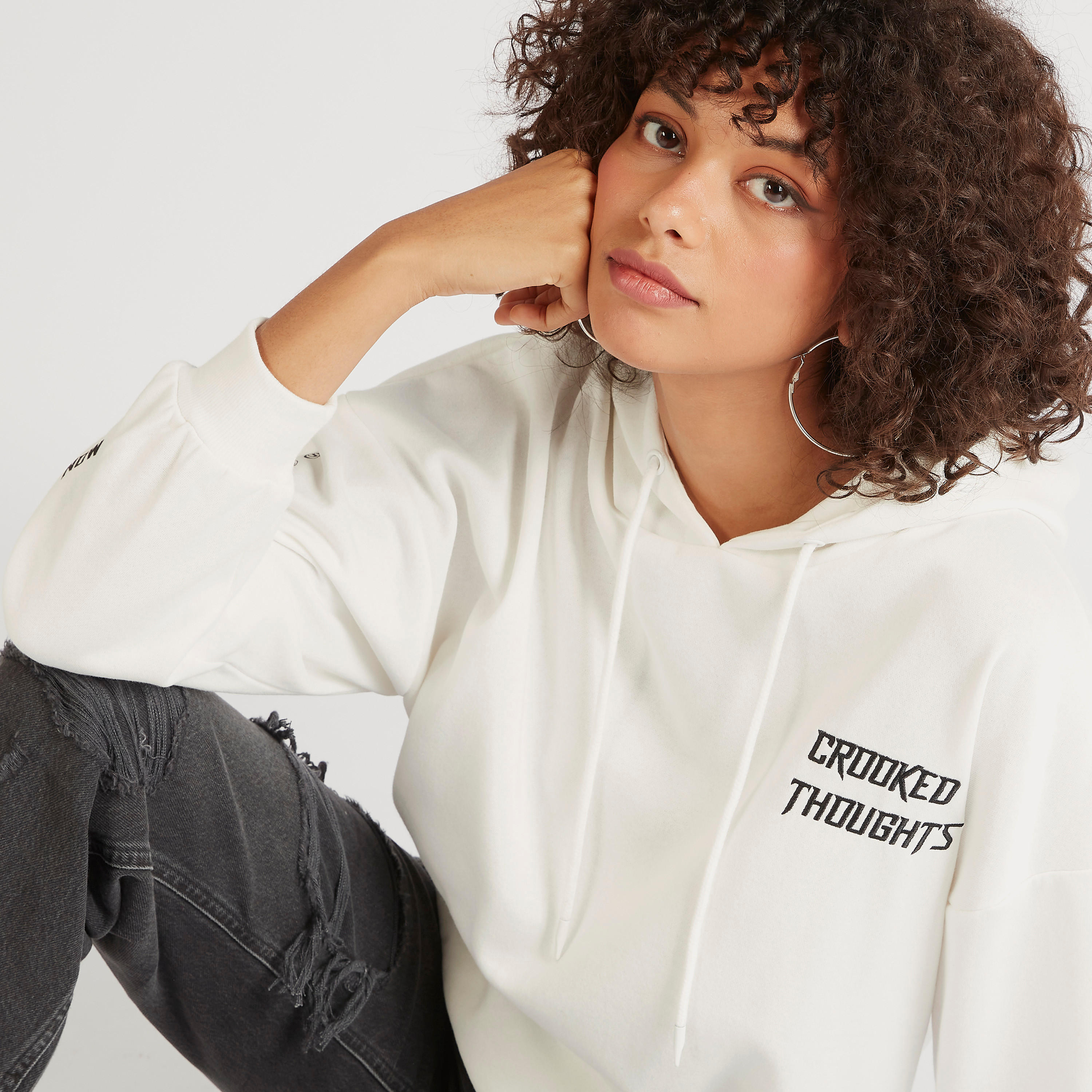 سويت شيرت بياقة بقبّعة وطبعات نصيّة-women-winterwear-hoodiesandsweatshirts-sweatshirts-image-3