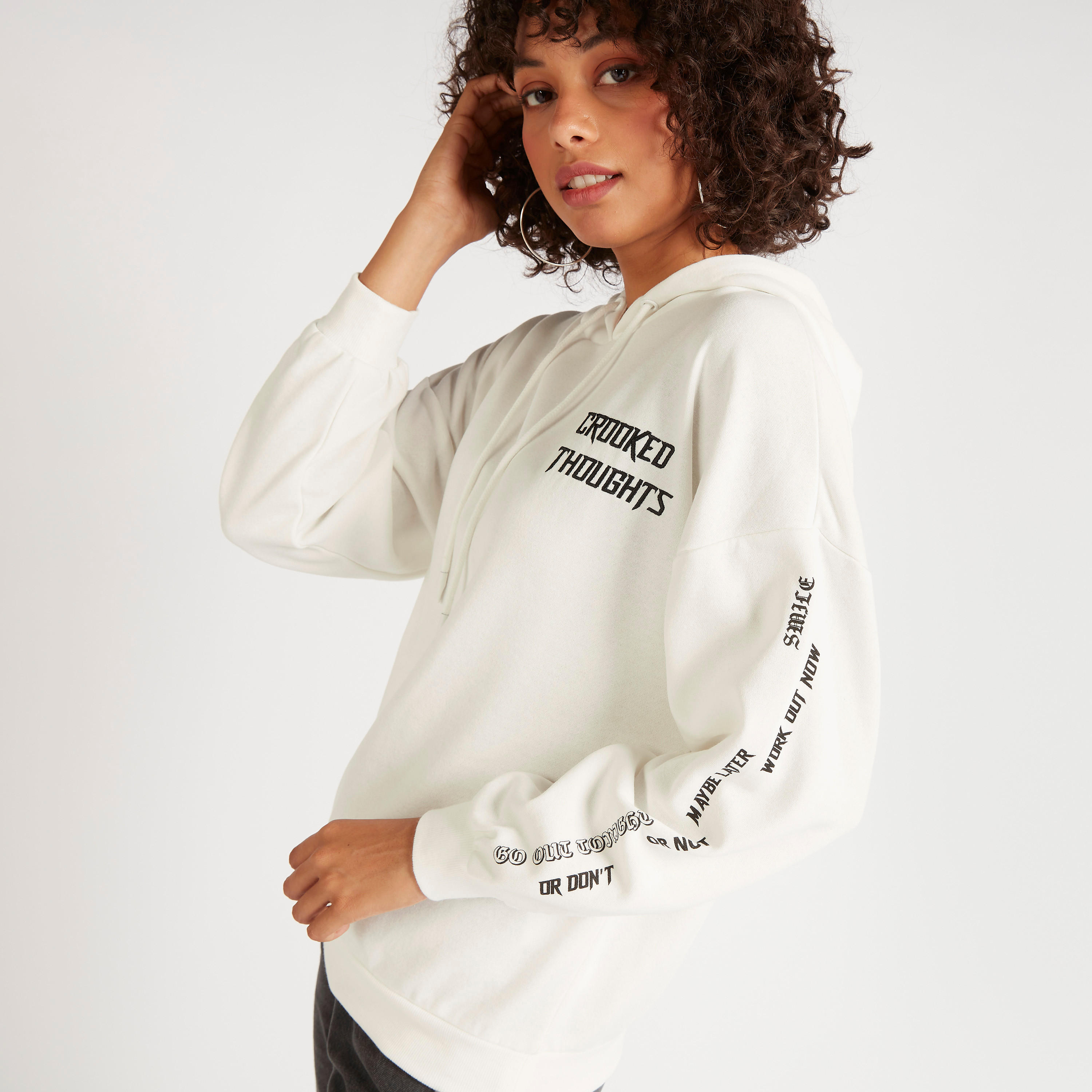سويت شيرت بياقة بقبّعة وطبعات نصيّة-women-winterwear-hoodiesandsweatshirts-sweatshirts-image-2