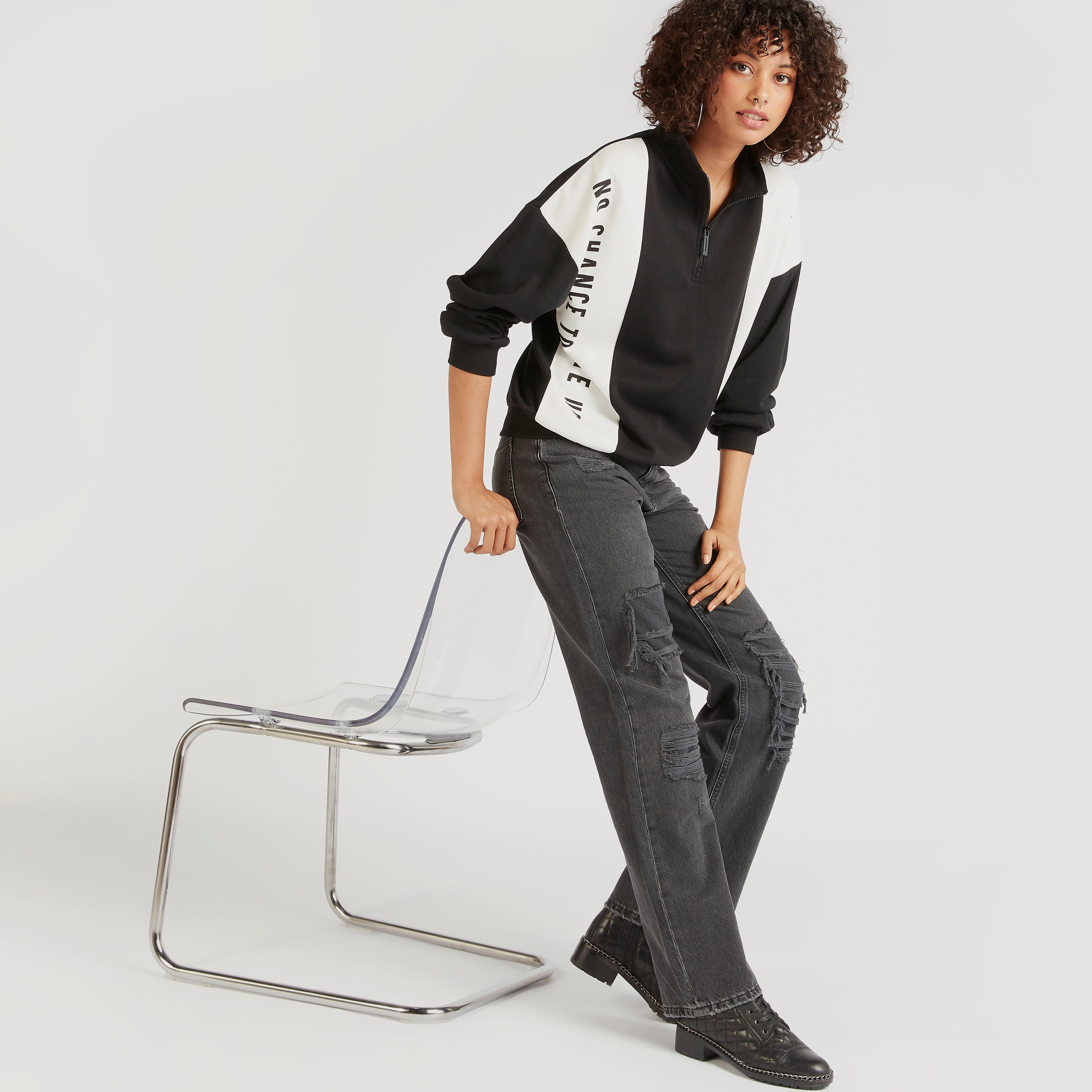 سويت شيرت بطبعات وبياقة عالية وقوالب ملوّنة-women-winterwear-hoodiesandsweatshirts-sweatshirts-image-2