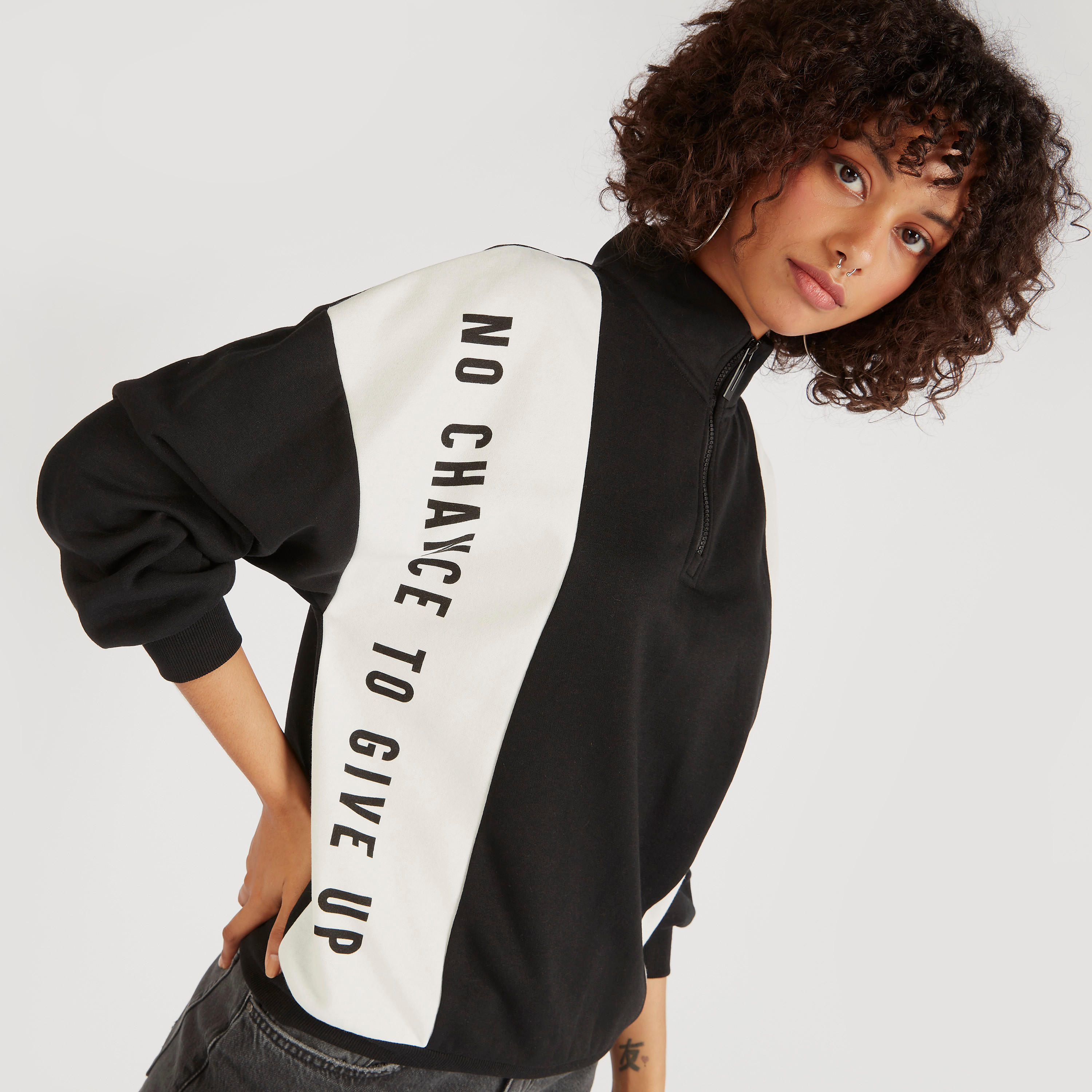 سويت شيرت بطبعات وبياقة عالية وقوالب ملوّنة-women-winterwear-hoodiesandsweatshirts-sweatshirts-image-4