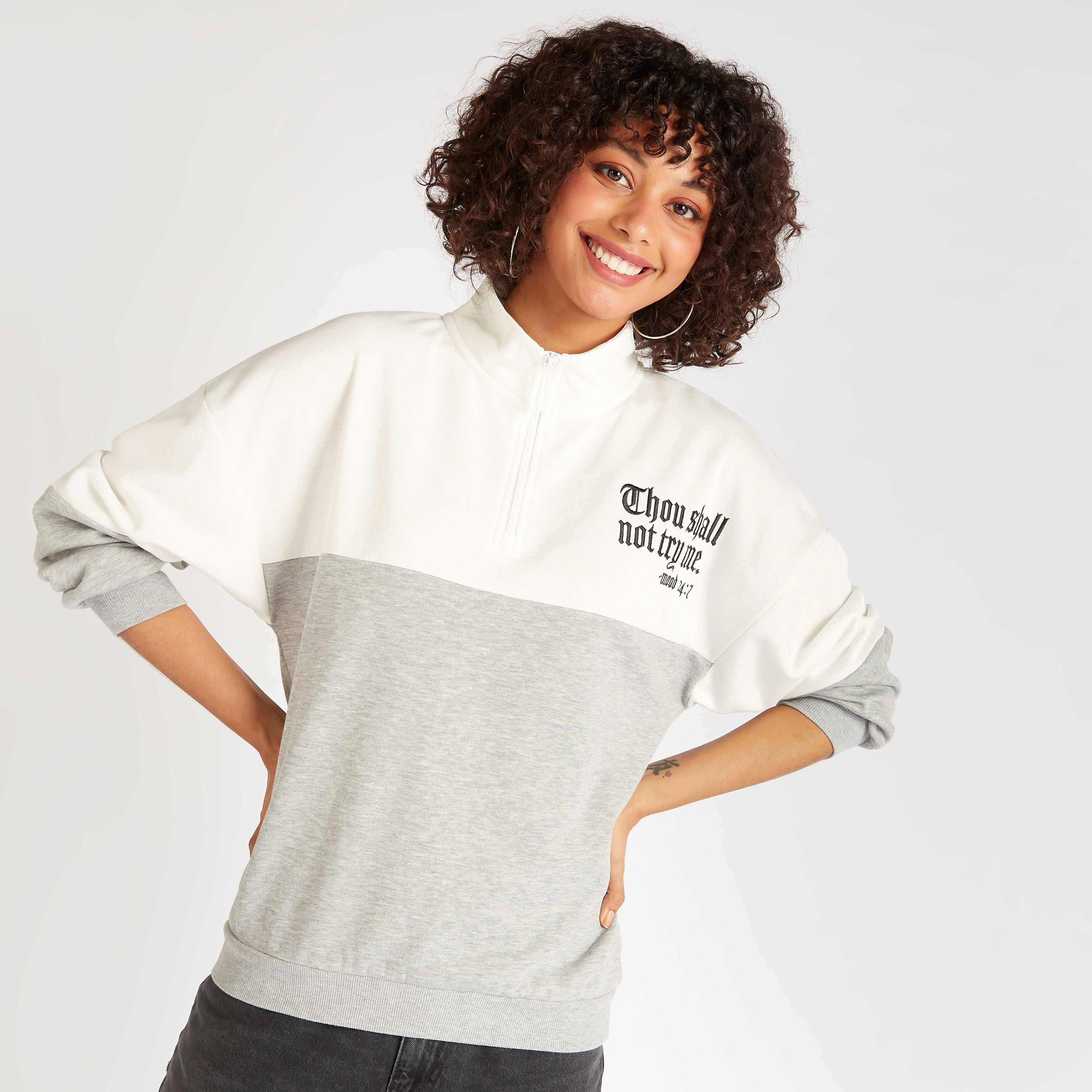سويت شيرت مطرّز بياقة عالية وقوالب ملوّنة-women-winterwear-hoodiesandsweatshirts-sweatshirts-image-1