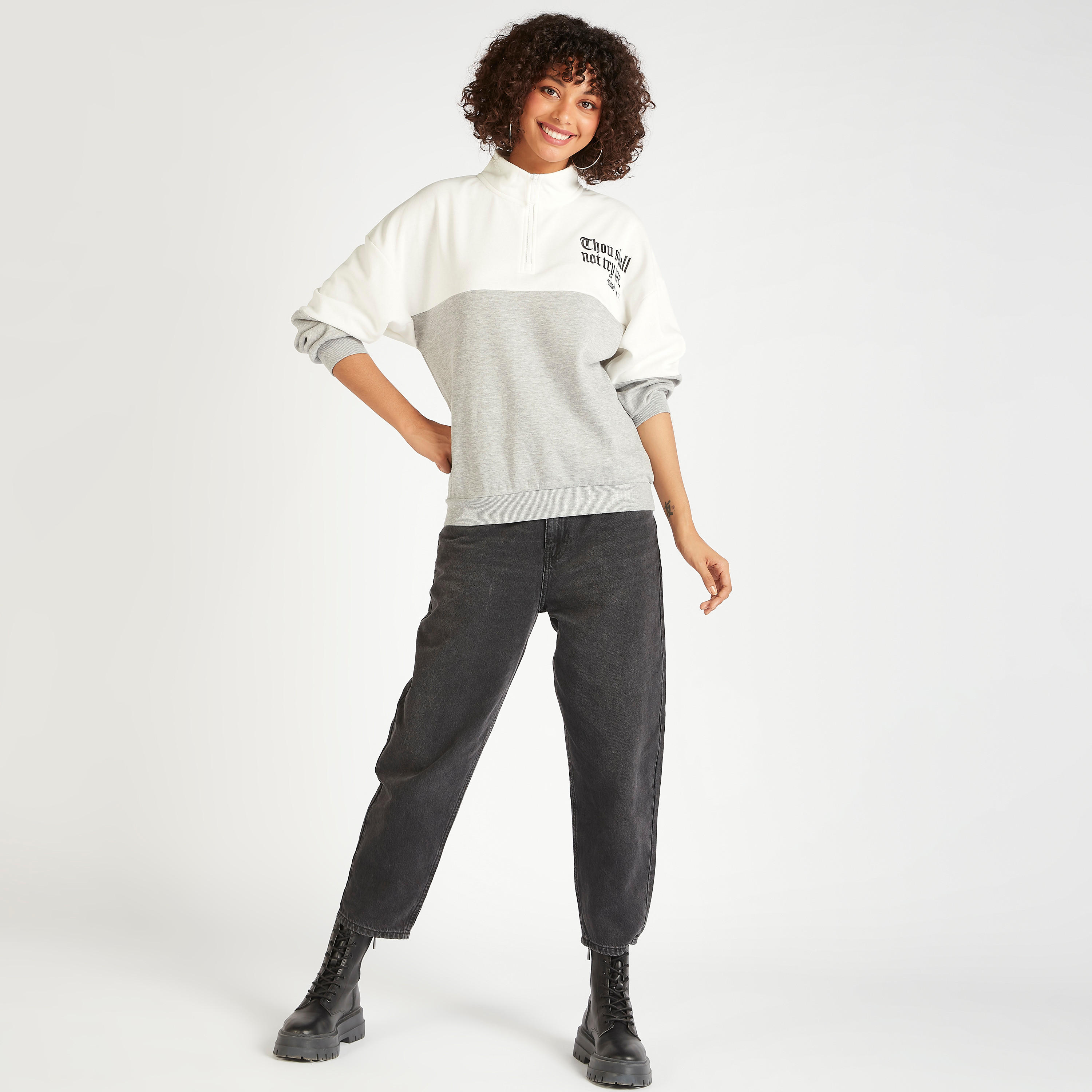 سويت شيرت مطرّز بياقة عالية وقوالب ملوّنة-women-winterwear-hoodiesandsweatshirts-sweatshirts-image-2