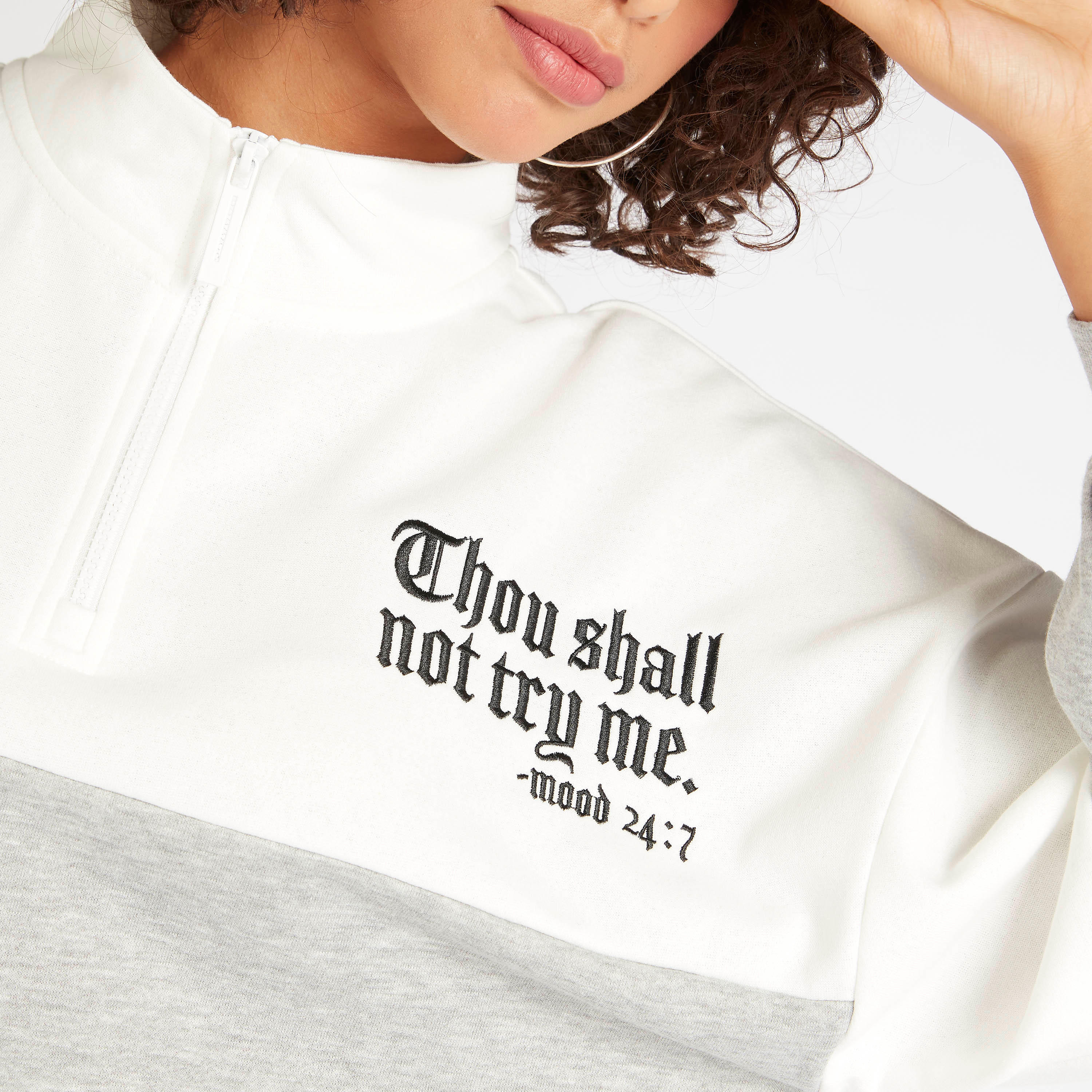 سويت شيرت مطرّز بياقة عالية وقوالب ملوّنة-women-winterwear-hoodiesandsweatshirts-sweatshirts-image-3