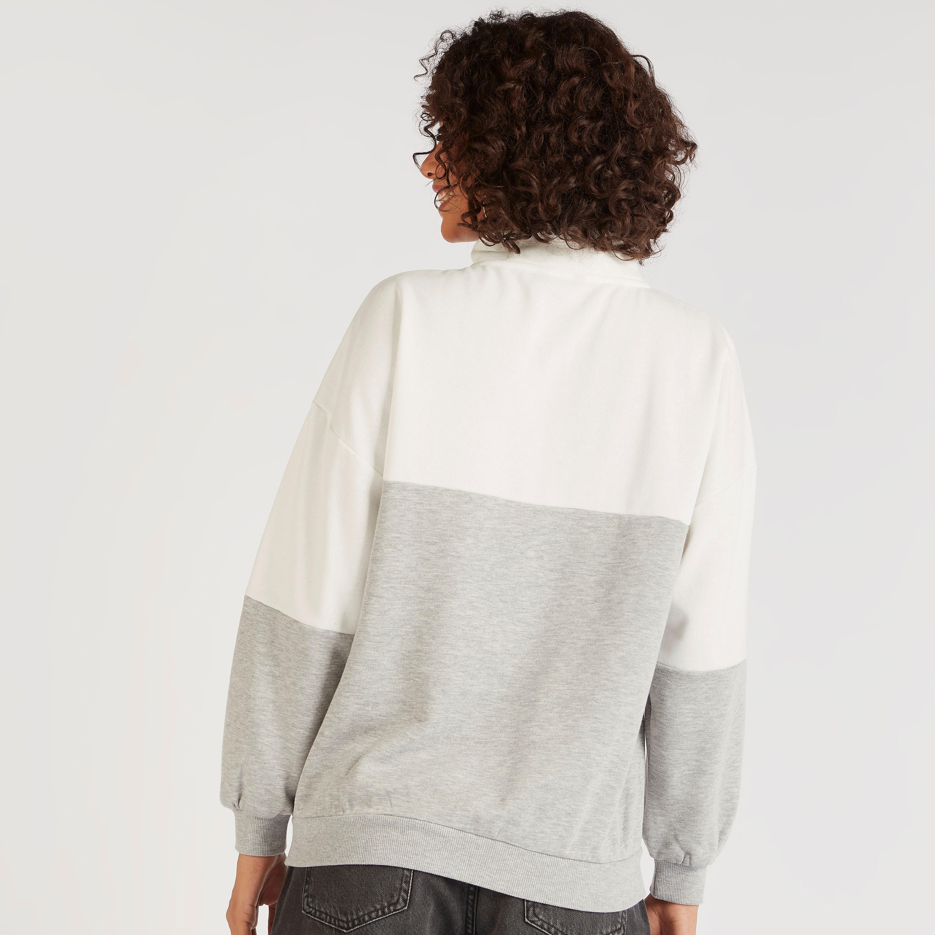 سويت شيرت مطرّز بياقة عالية وقوالب ملوّنة-women-winterwear-hoodiesandsweatshirts-sweatshirts-image-4