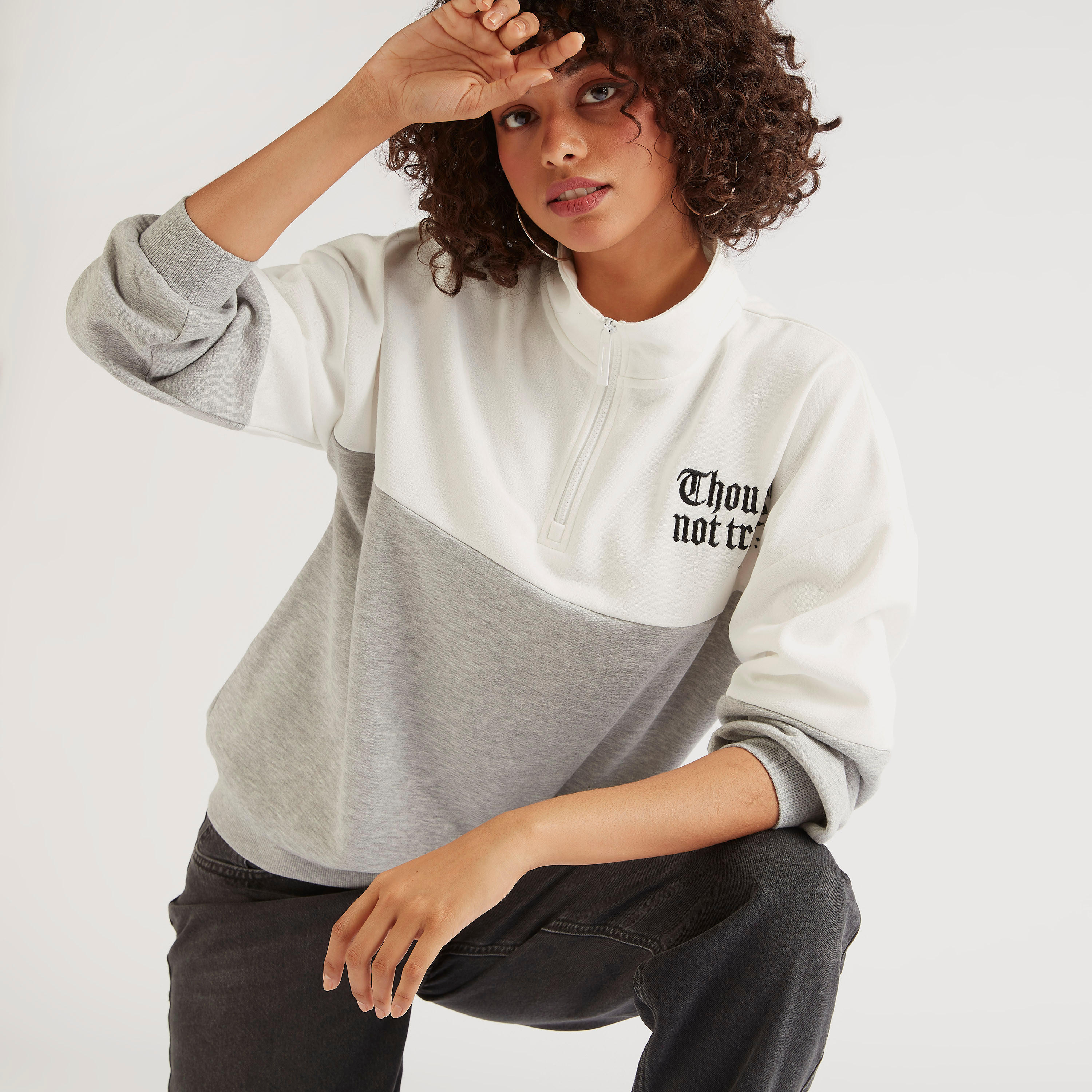 سويت شيرت مطرّز بياقة عالية وقوالب ملوّنة-women-winterwear-hoodiesandsweatshirts-sweatshirts-image-5