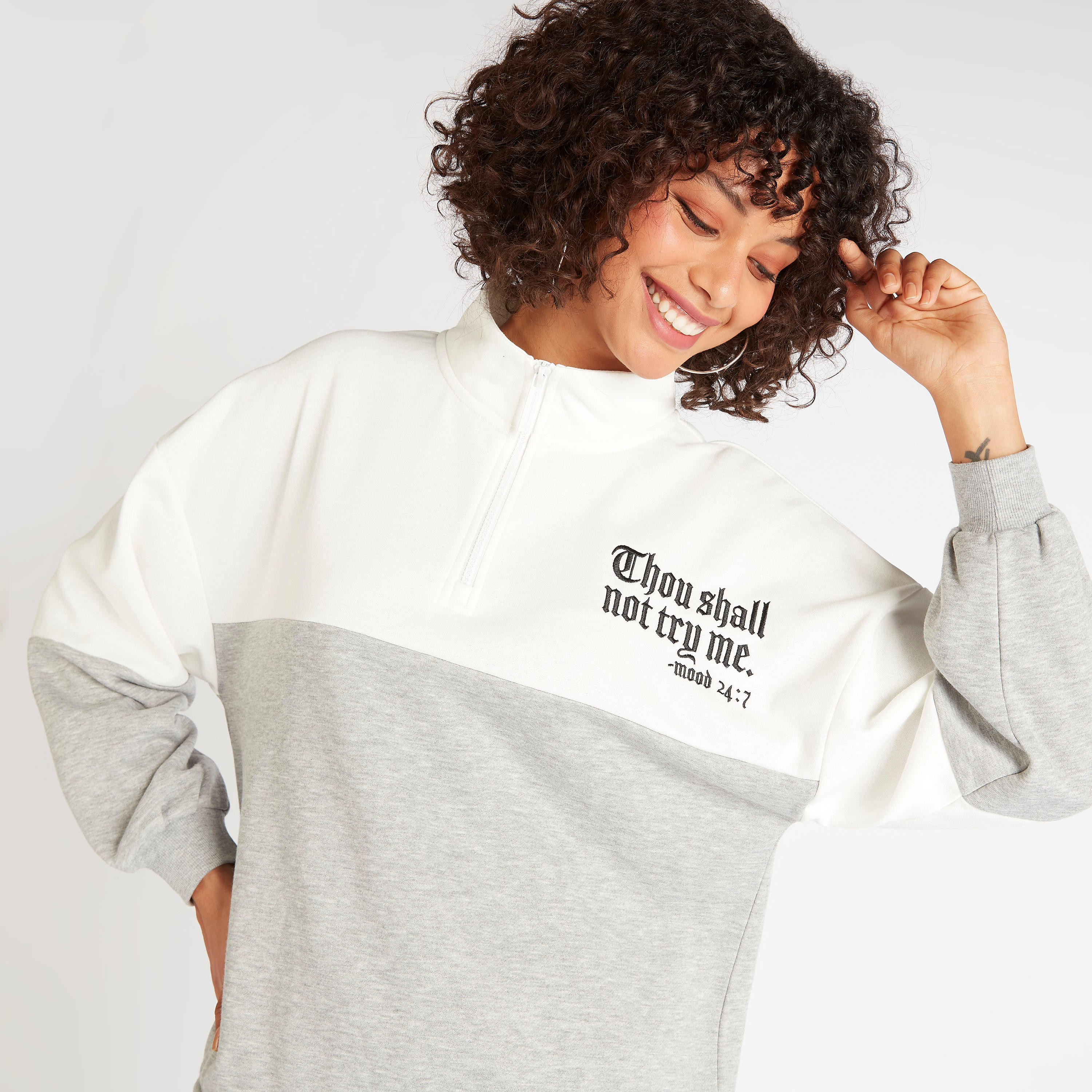 سويت شيرت مطرّز بياقة عالية وقوالب ملوّنة-women-winterwear-hoodiesandsweatshirts-sweatshirts-image-6