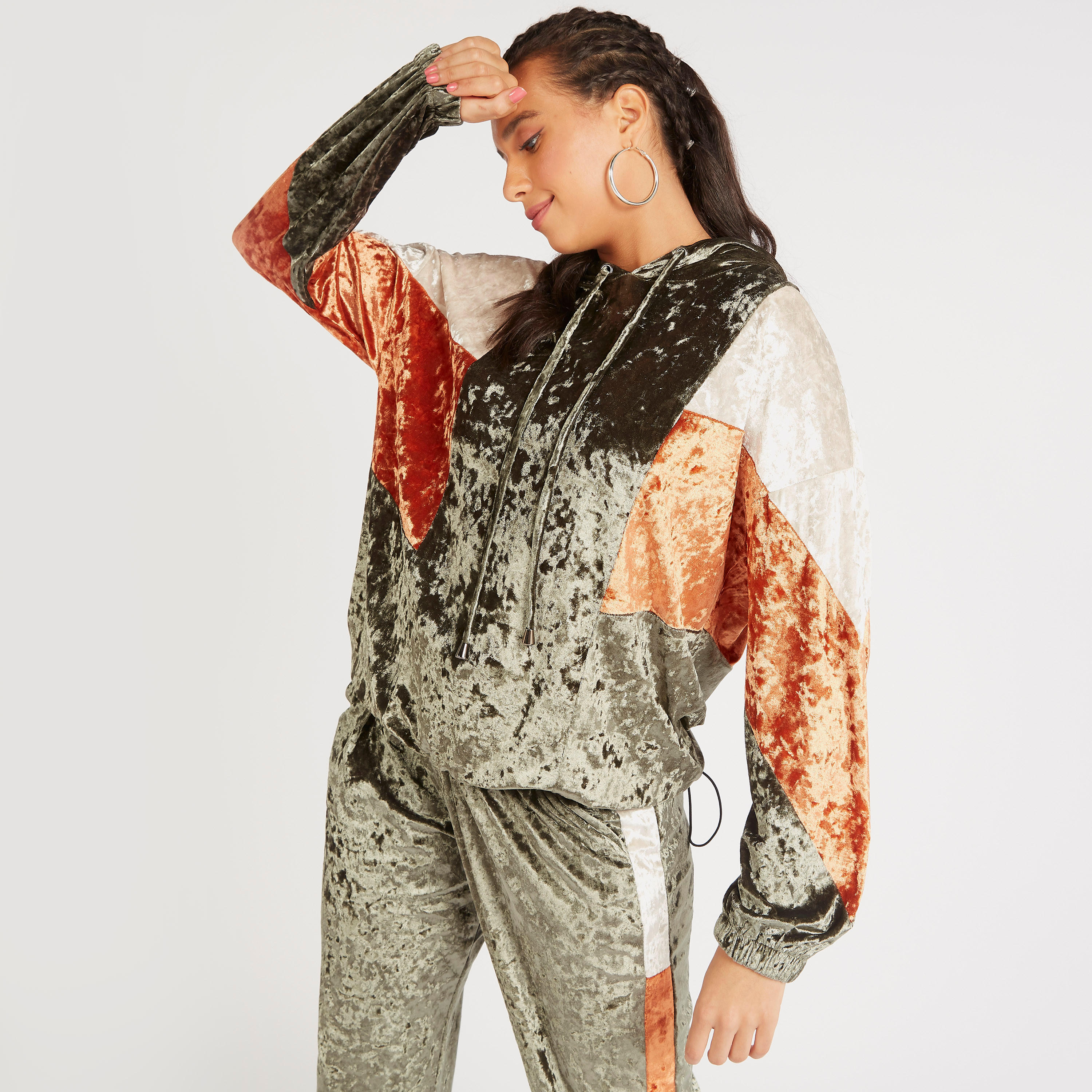 سويت شيرت بارز الملمس بقبّعة وأكمام طويلة-women-winterwear-hoodiesandsweatshirts-hoodies-image-1