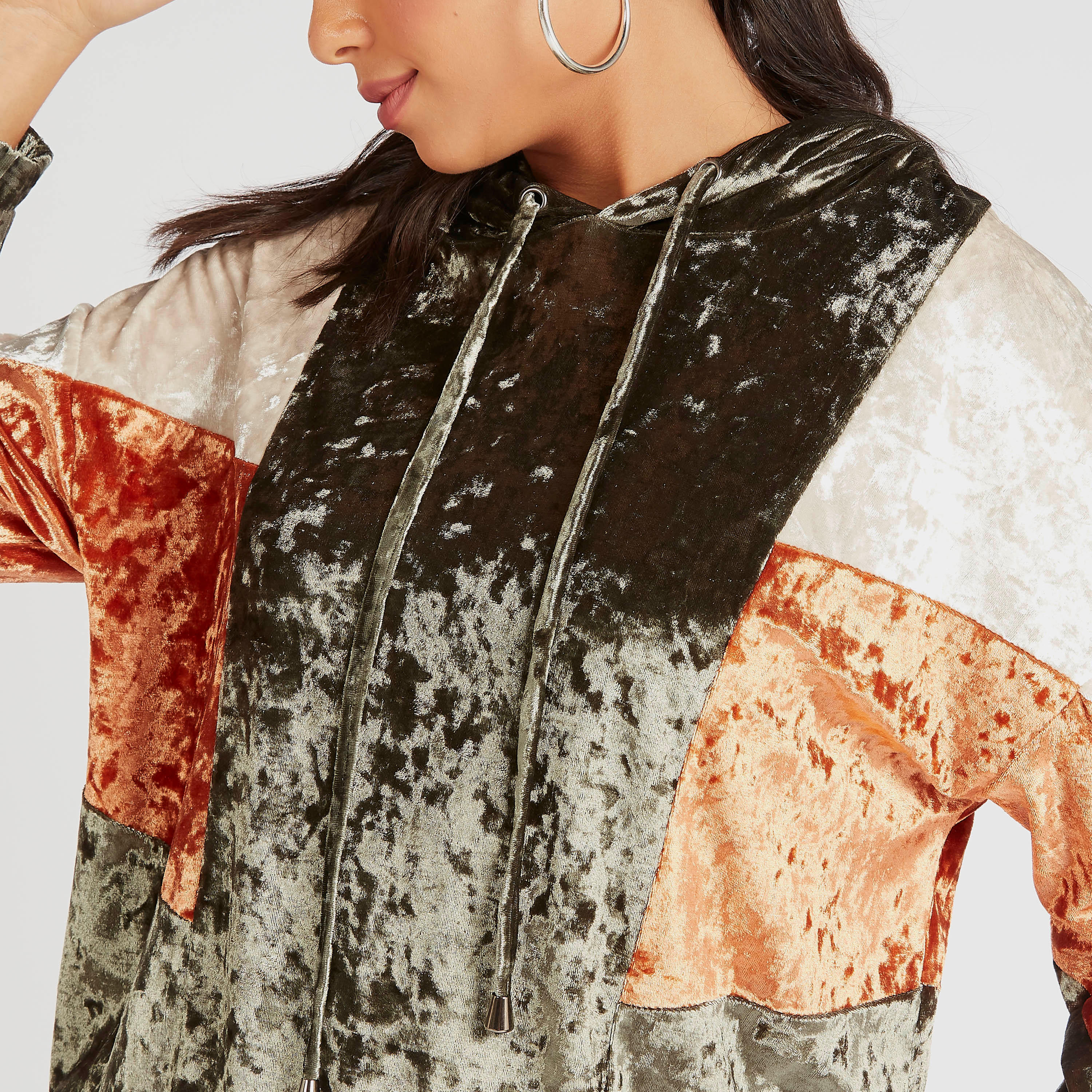 سويت شيرت بارز الملمس بقبّعة وأكمام طويلة-women-winterwear-hoodiesandsweatshirts-hoodies-image-3
