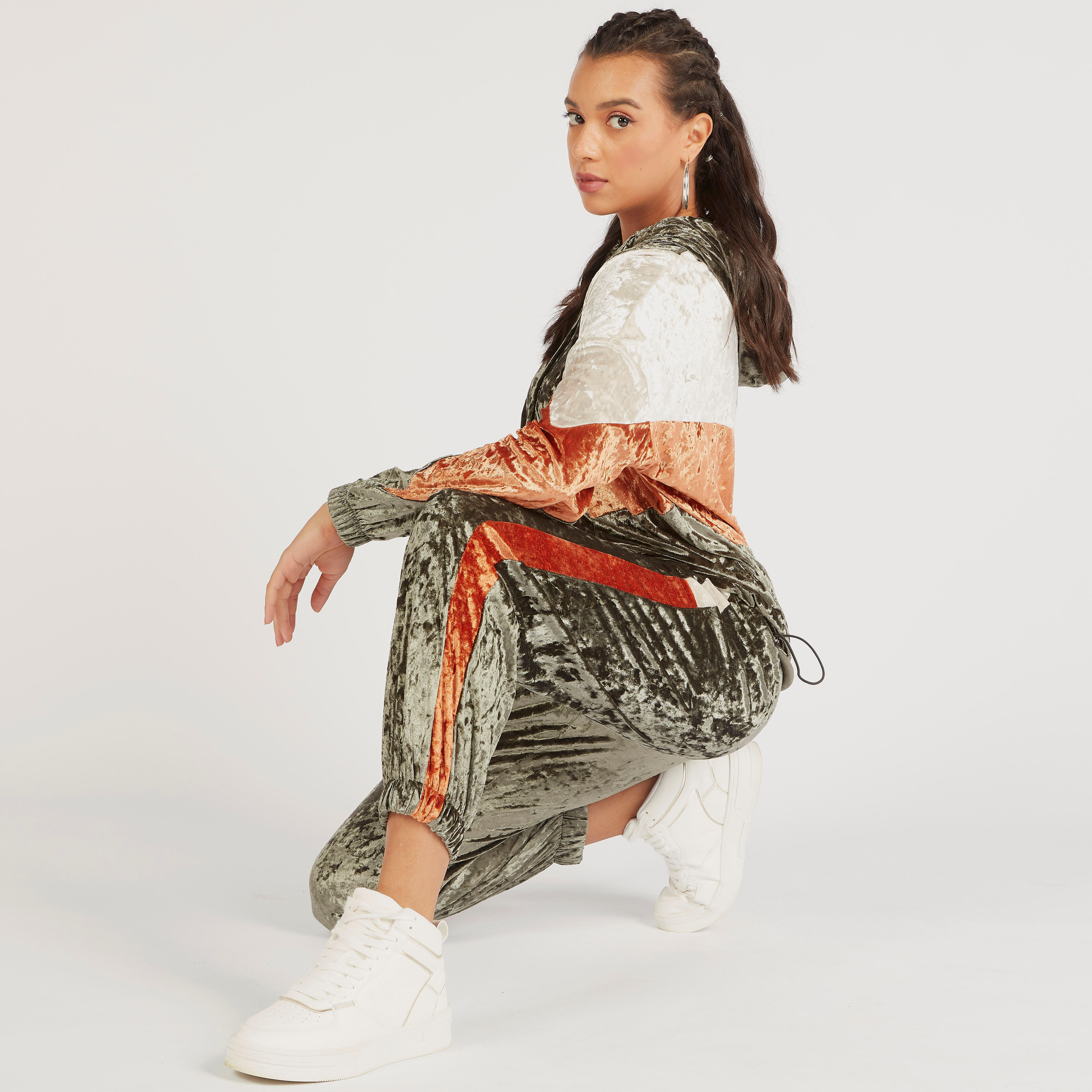 بنطلون رياضي بارز الملمس بخصر مرتفع ورباط إغلاق وجيوب-women-clothing-bottoms-joggers-image-1