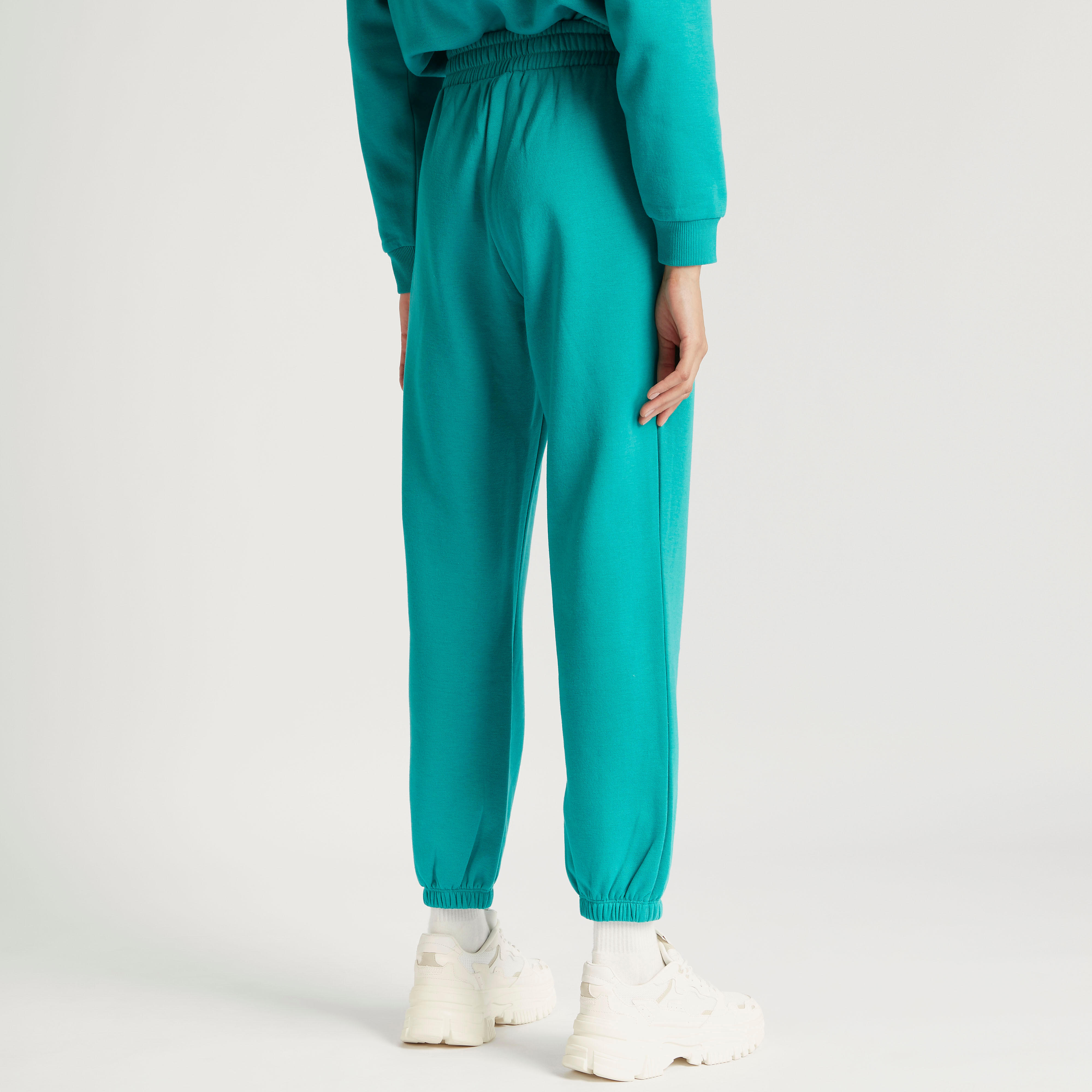 بنطلون رياضي سادة بخصر مطاطي مرتفع وجيوب-women-clothing-bottoms-joggers-image-2