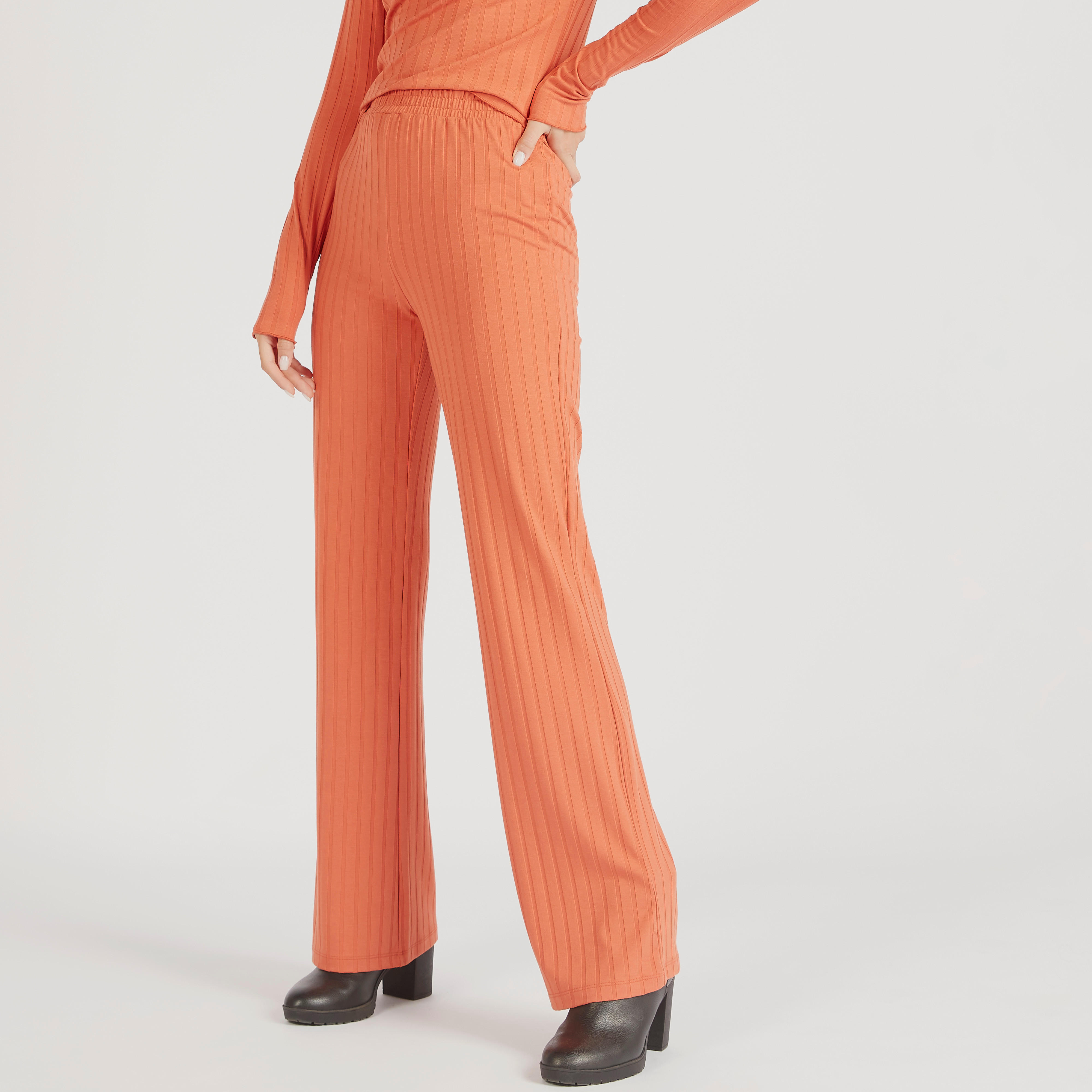 بنطلون بارز الملمس بخصر مطّاطي مرتفع-women-clothing-bottoms-trousers-image-1