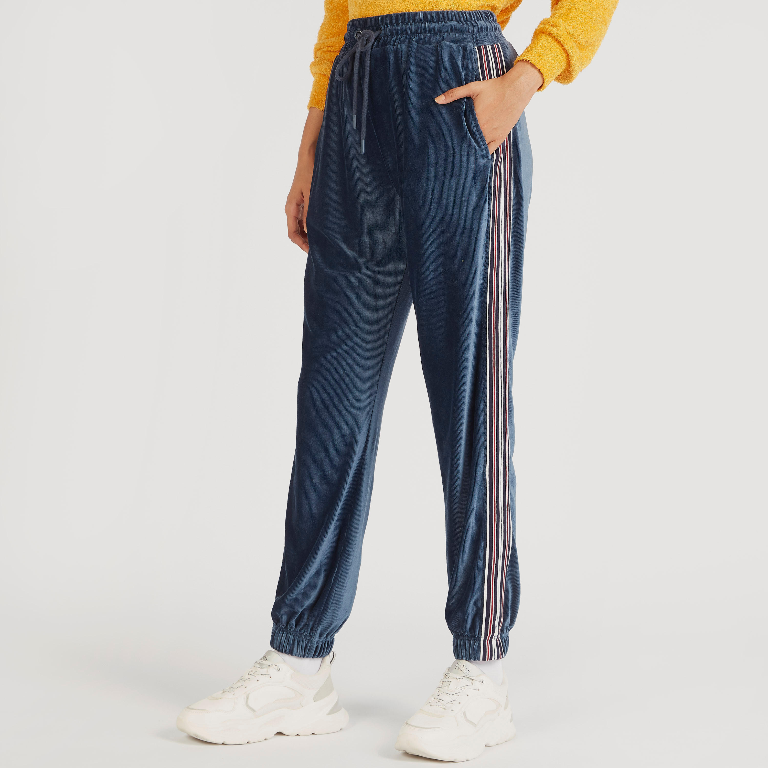 بنطلون رياضي بارز الملمس بخصر متوسّط الارتفاع ورباط إغلاق وجيوب-women-clothing-bottoms-joggers-image-6