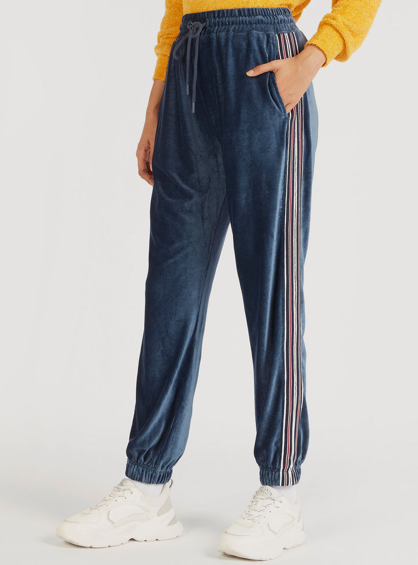بنطلون رياضي بارز الملمس بخصر متوسّط الارتفاع ورباط إغلاق وجيوب-women-clothing-bottoms-joggers-image-6