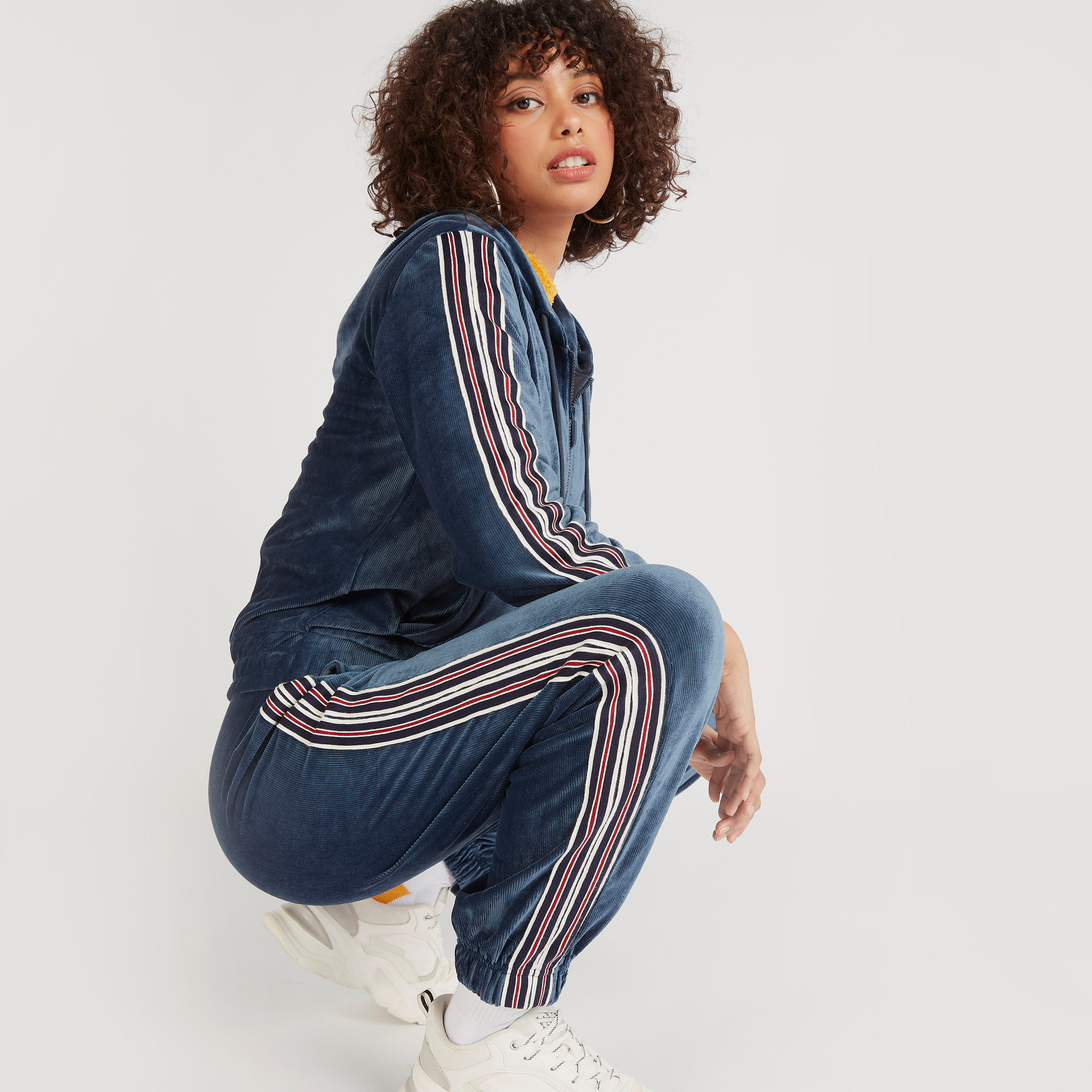 بنطلون رياضي بارز الملمس بخصر متوسّط الارتفاع ورباط إغلاق وجيوب-women-clothing-bottoms-joggers-image-5