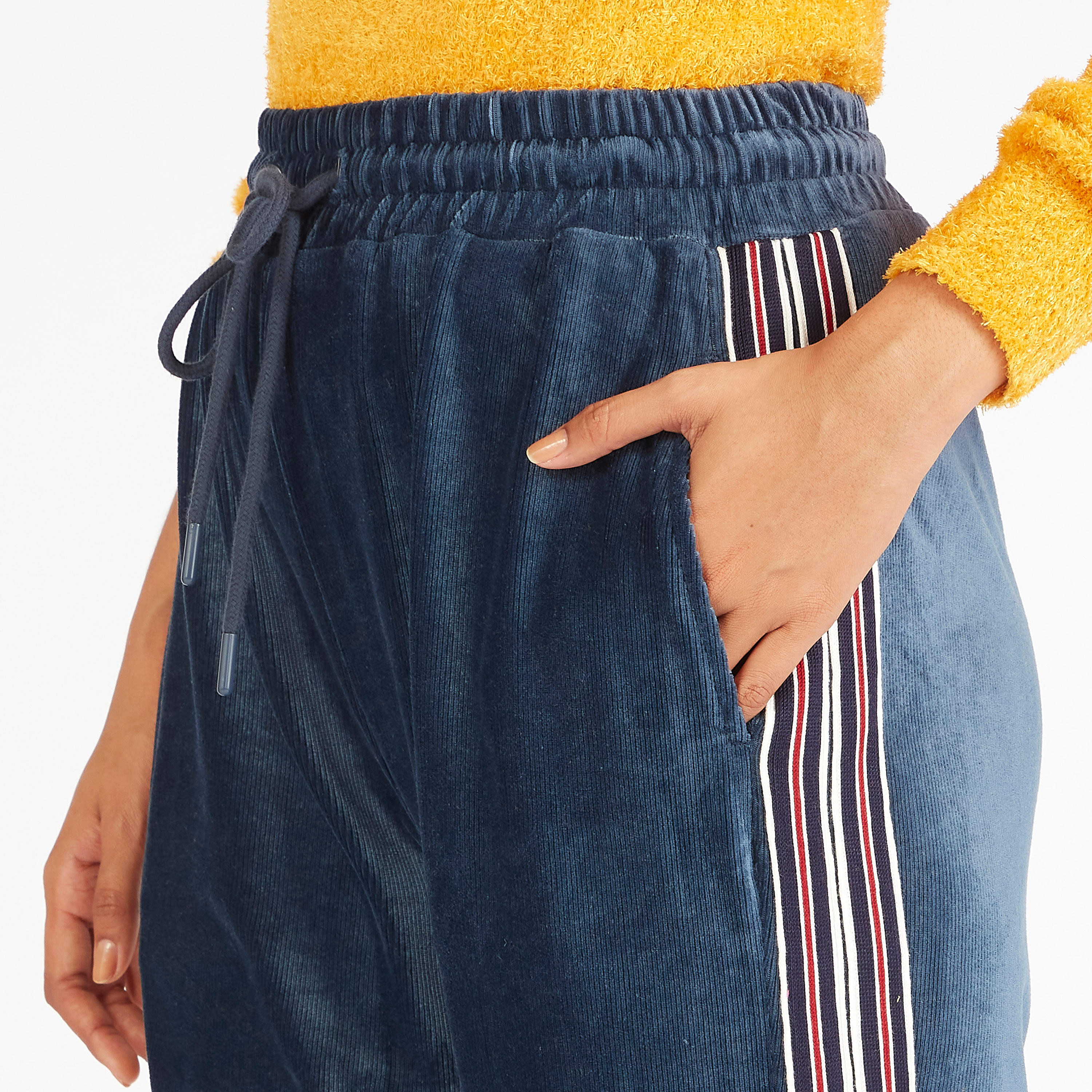بنطلون رياضي بارز الملمس بخصر متوسّط الارتفاع ورباط إغلاق وجيوب-women-clothing-bottoms-joggers-image-4