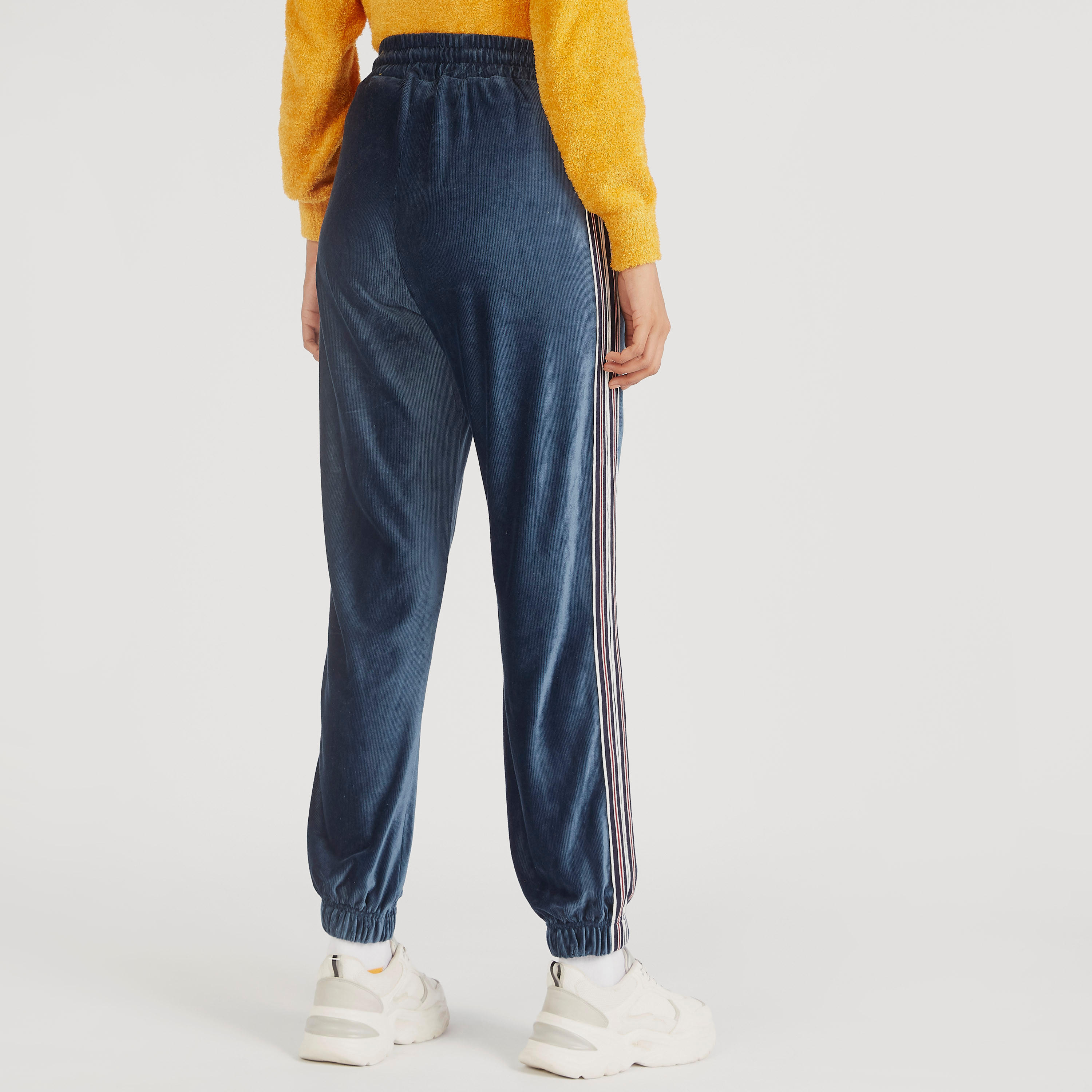 بنطلون رياضي بارز الملمس بخصر متوسّط الارتفاع ورباط إغلاق وجيوب-women-clothing-bottoms-joggers-image-3