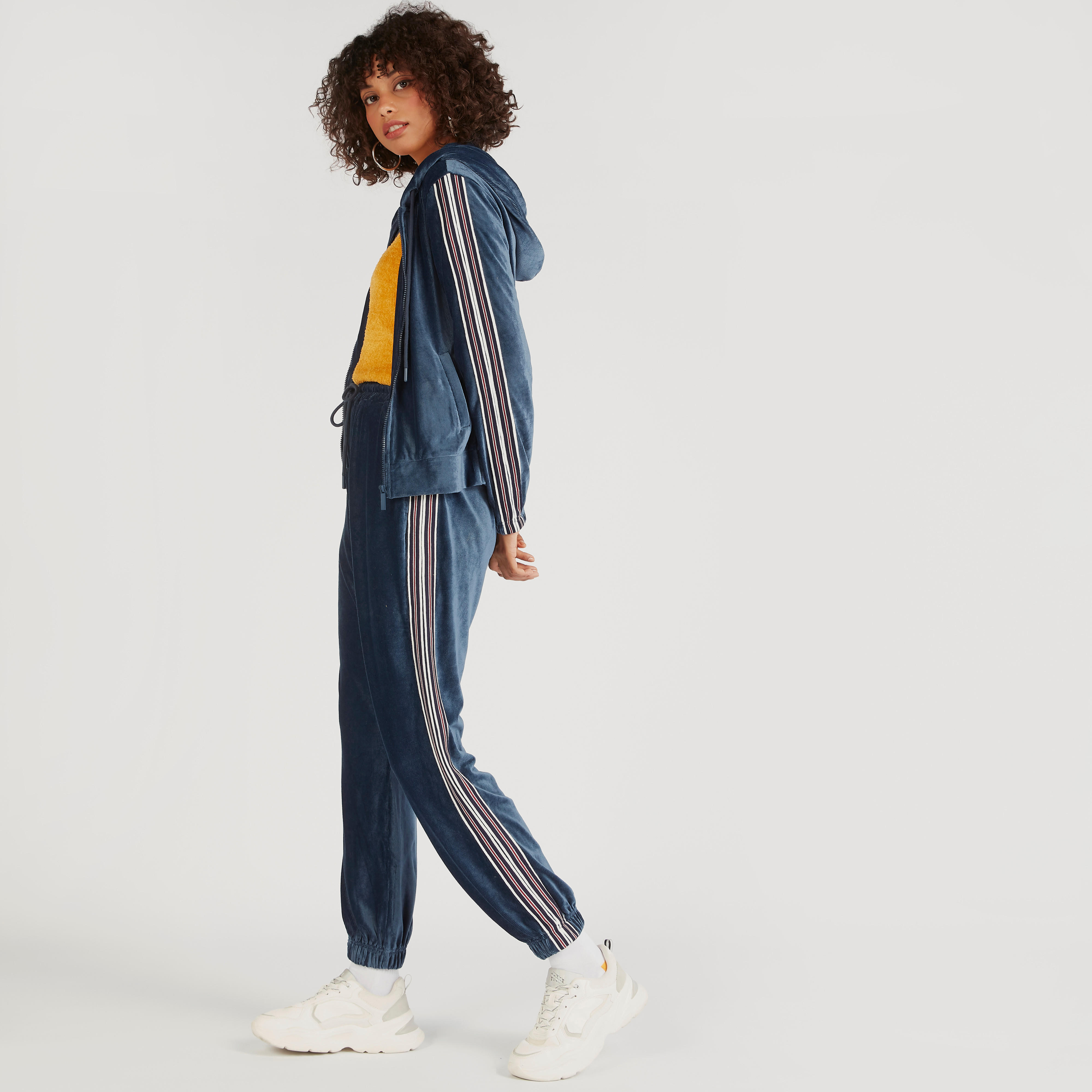 بنطلون رياضي بارز الملمس بخصر متوسّط الارتفاع ورباط إغلاق وجيوب-women-clothing-bottoms-joggers-image-2