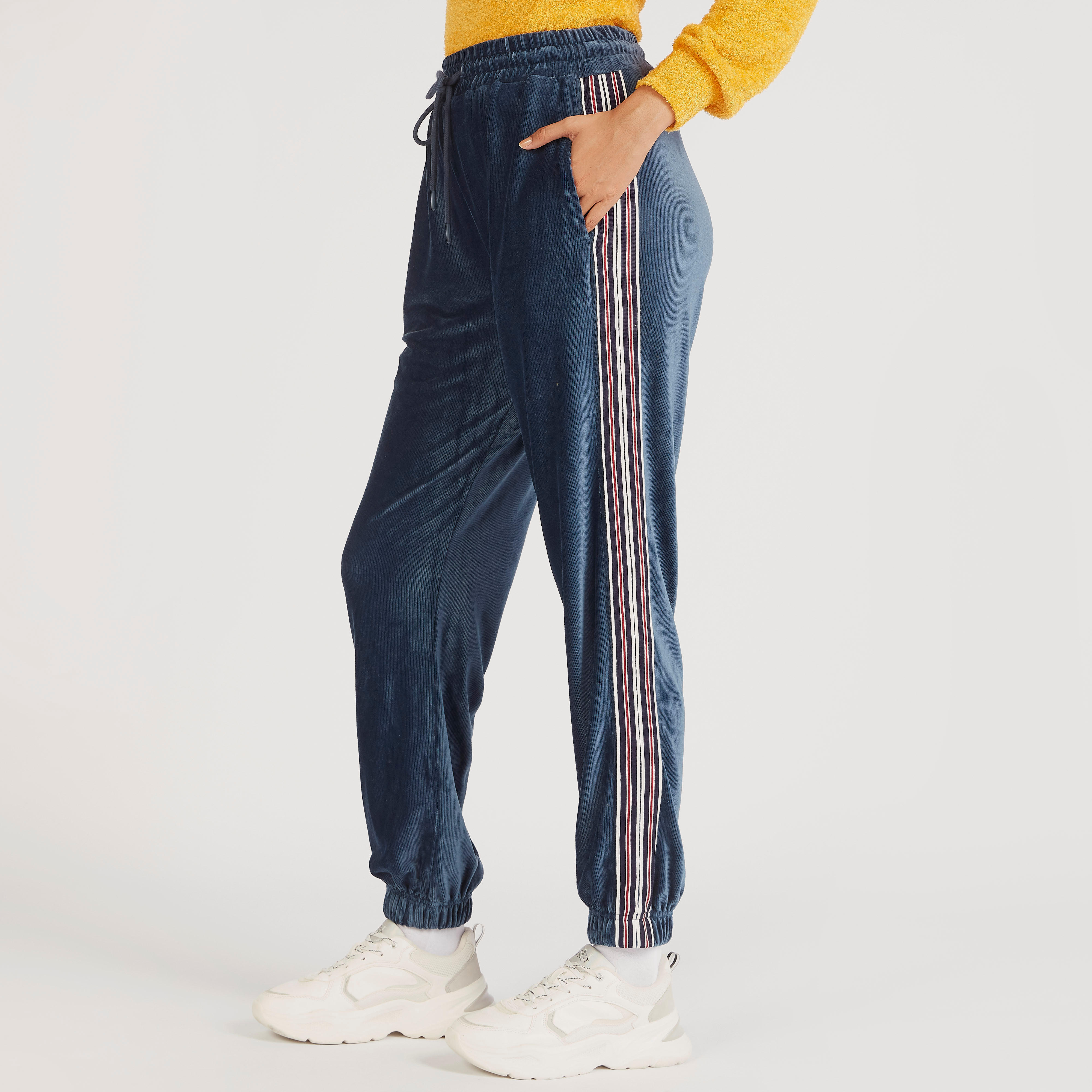 بنطلون رياضي بارز الملمس بخصر متوسّط الارتفاع ورباط إغلاق وجيوب-women-clothing-bottoms-joggers-image-1