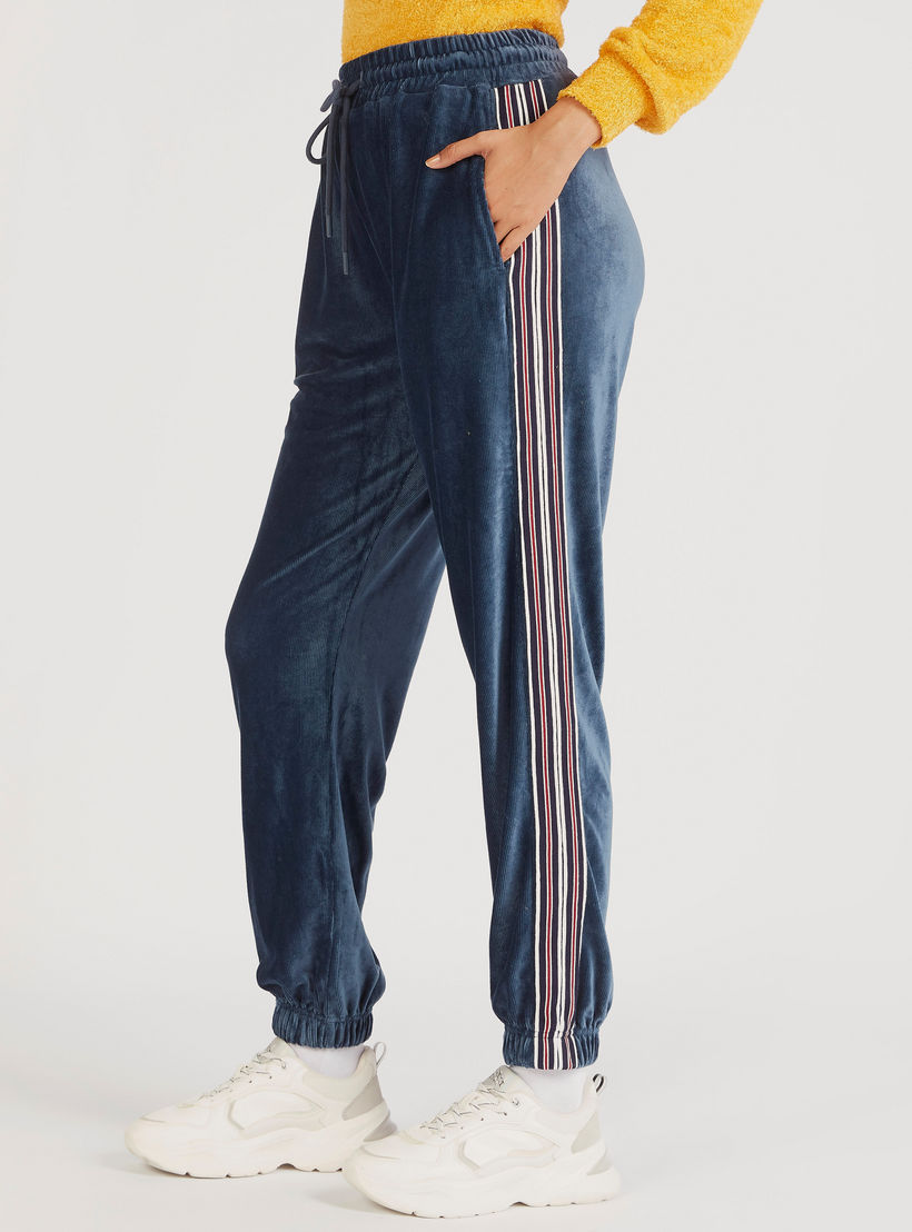 بنطلون رياضي بارز الملمس بخصر متوسّط الارتفاع ورباط إغلاق وجيوب-women-clothing-bottoms-joggers-image-1