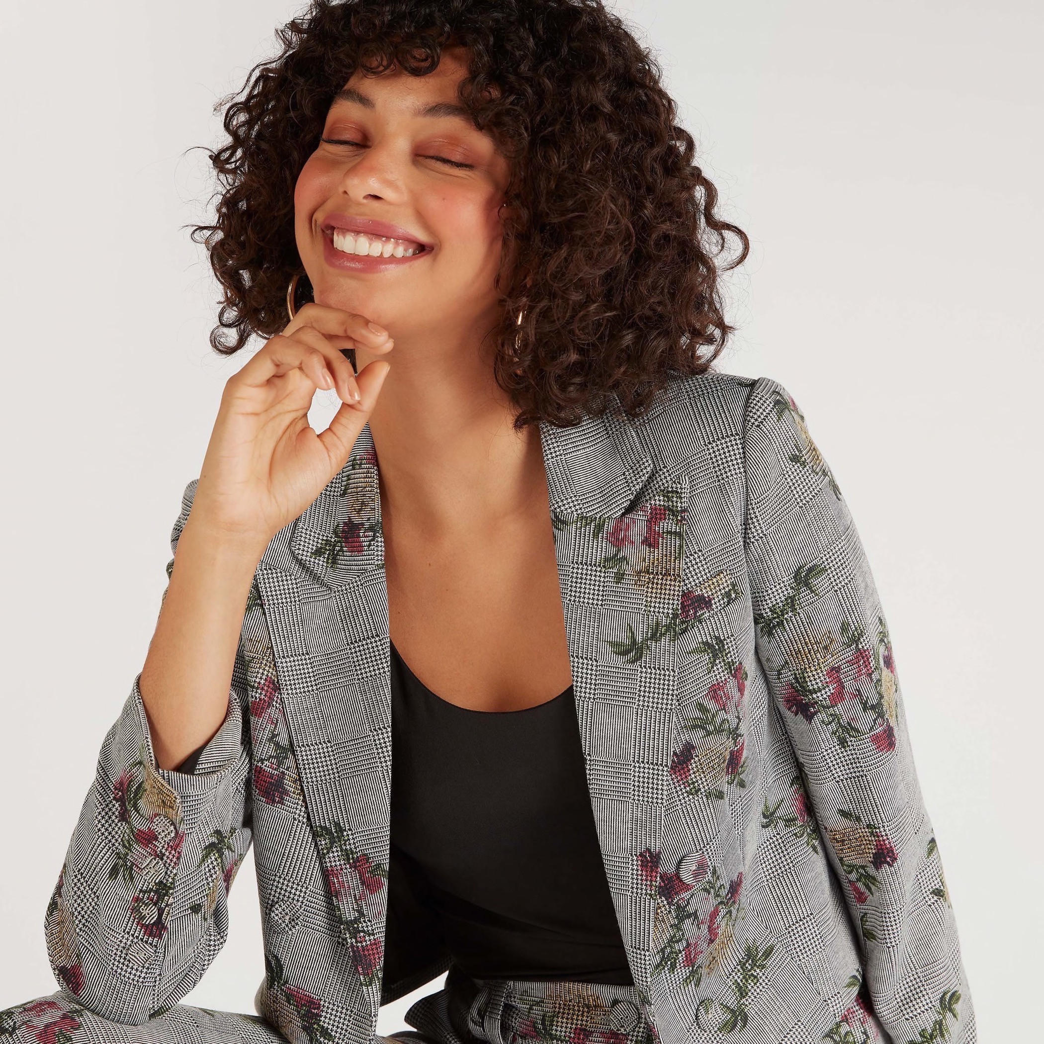 جاكيت كاروهات خفيف بطبعات أزهار وياقة عادية وأكمام طويلة-women-winterwear-coatsandjackets-jackets-image-3
