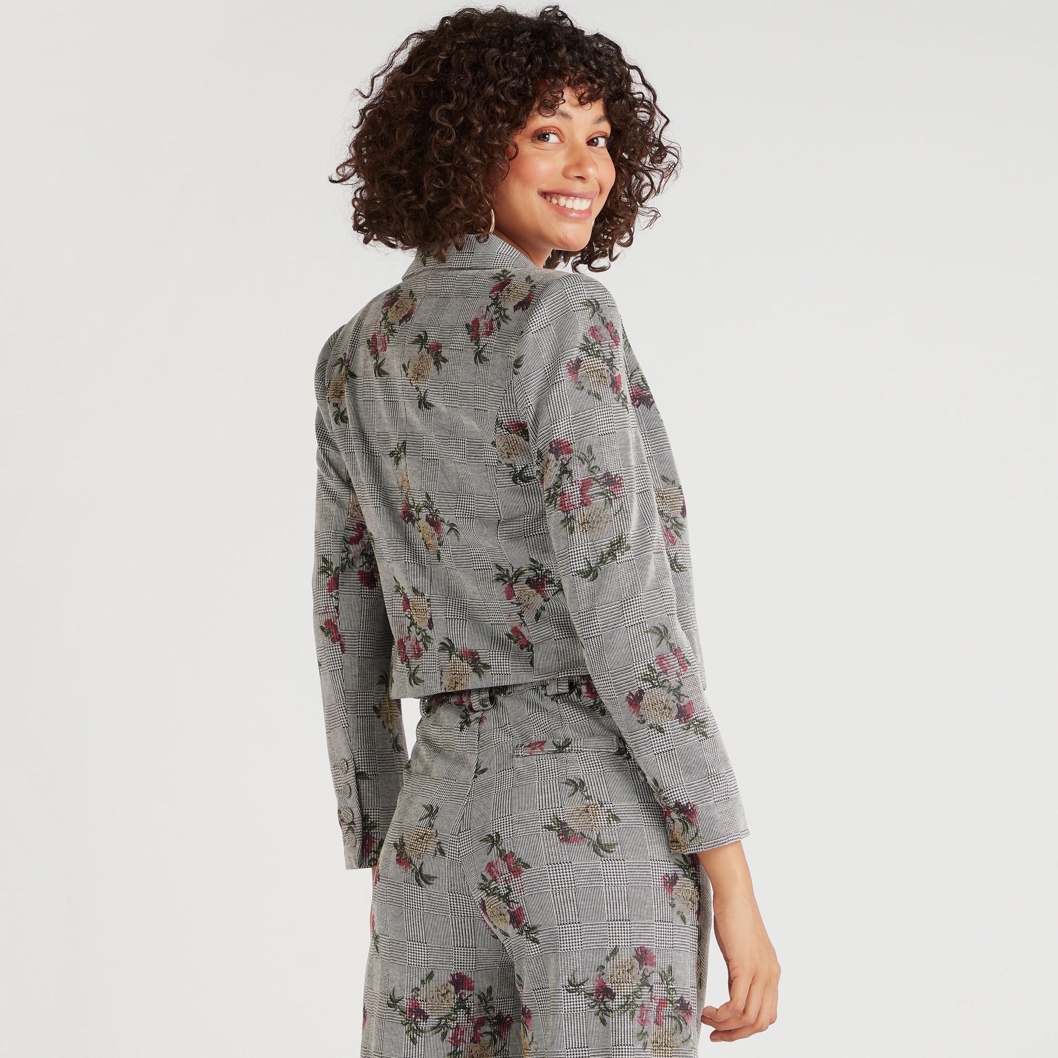جاكيت كاروهات خفيف بطبعات أزهار وياقة عادية وأكمام طويلة-women-winterwear-coatsandjackets-jackets-image-4