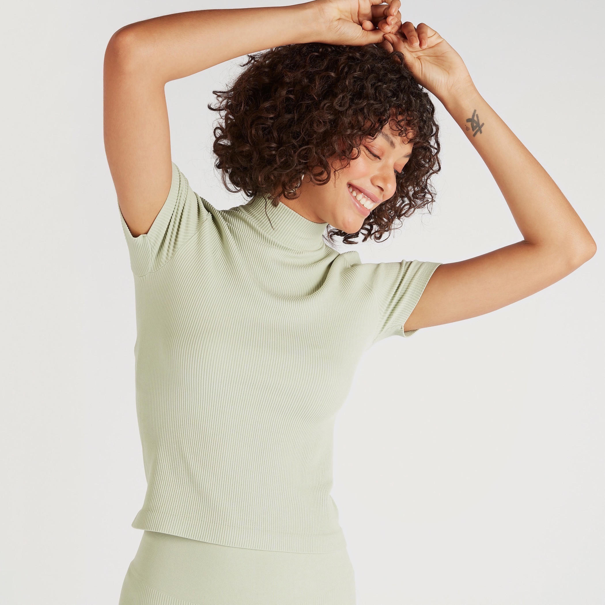 تيشيرت بياقة عالية وأكمام قصيرة وطبعات نصية-women-clothing-tshirts-image-1