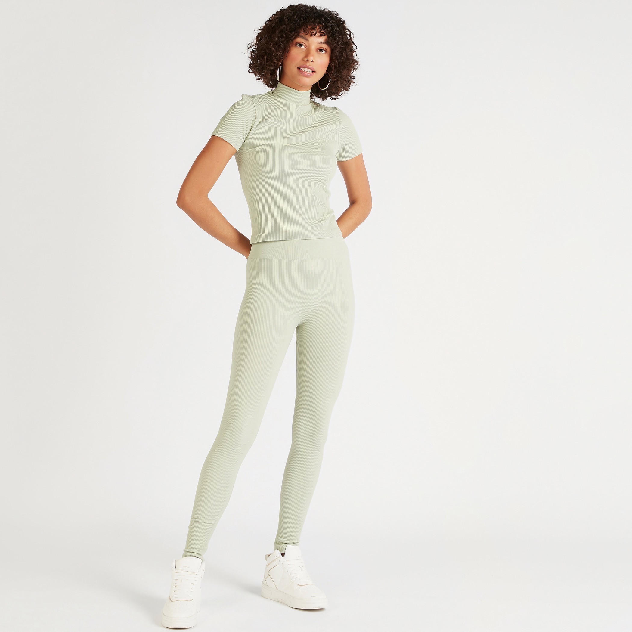 تيشيرت بياقة عالية وأكمام قصيرة وطبعات نصية-women-clothing-tshirts-image-2