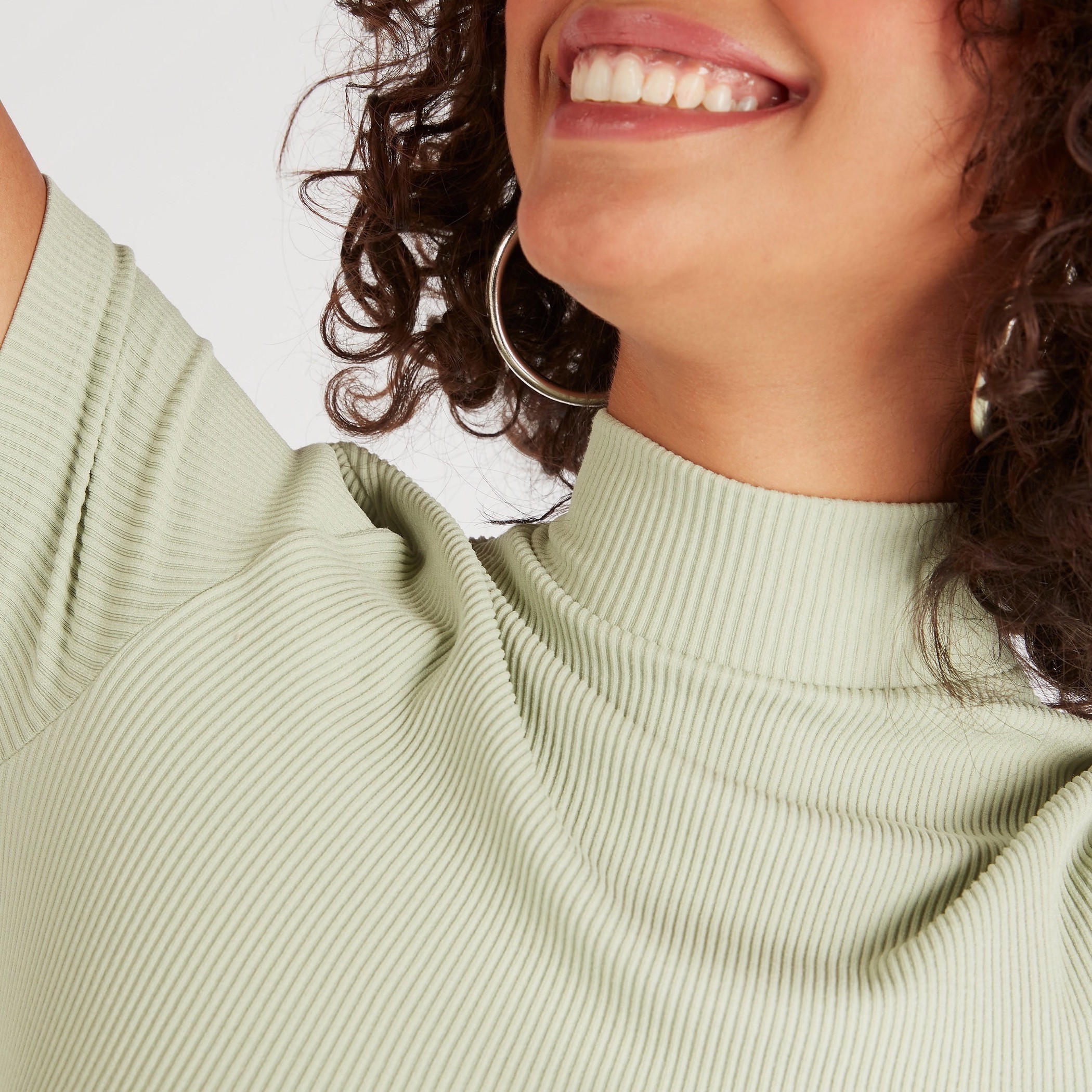 تيشيرت بياقة عالية وأكمام قصيرة وطبعات نصية-women-clothing-tshirts-image-5
