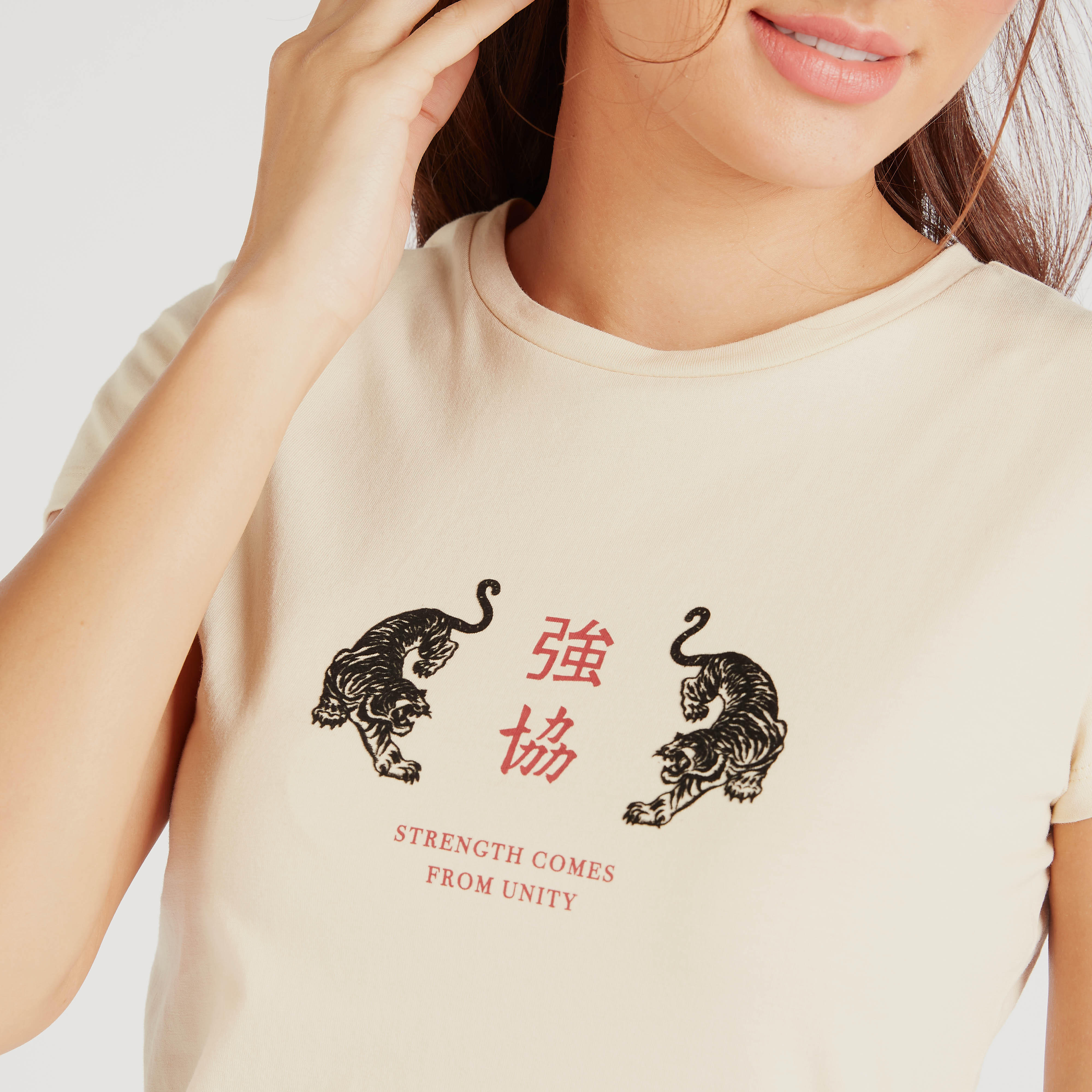 تيشيرت بياقة ضيّقة وأكمام كاب وطَبعات-women-clothing-tshirts-image-3