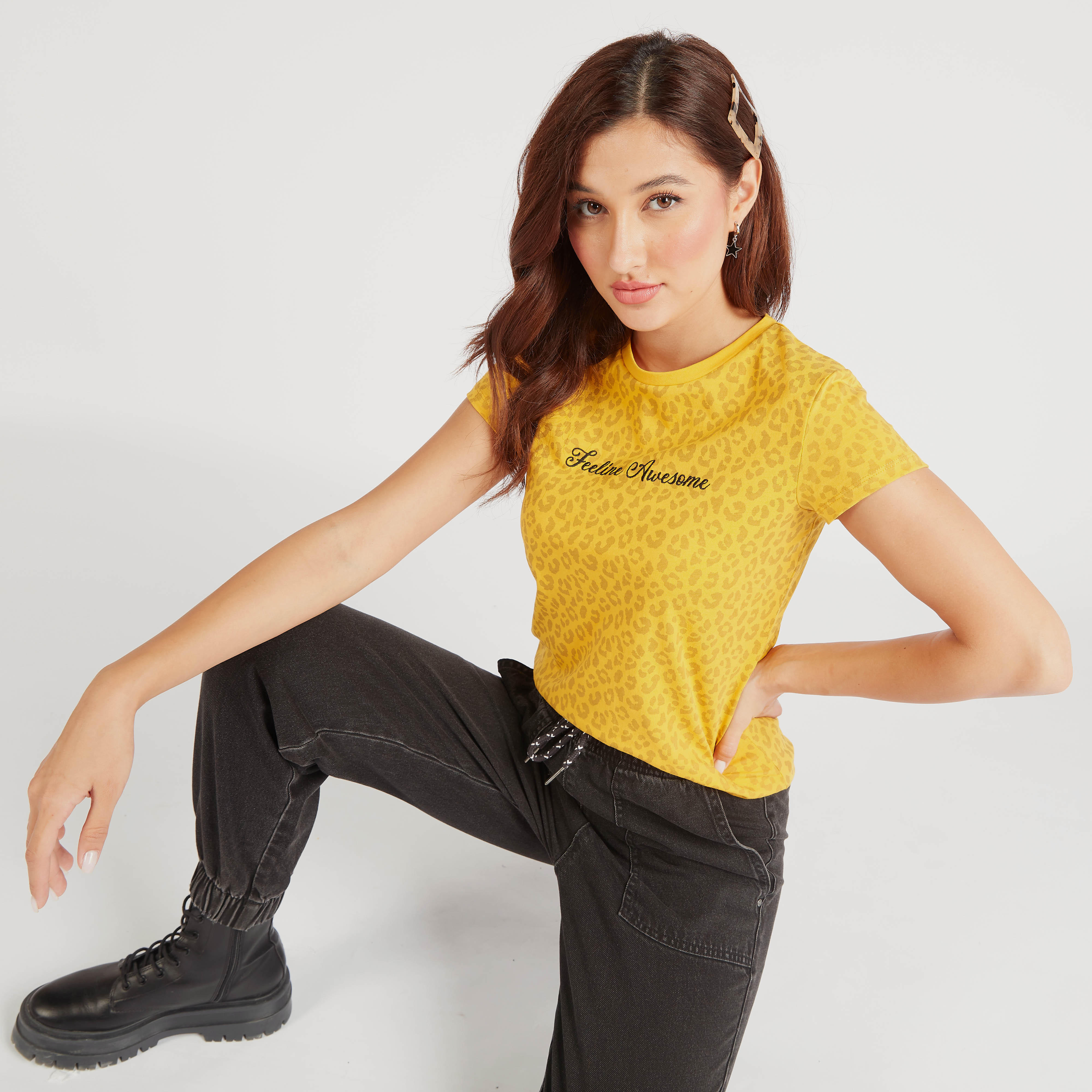 تيشيرت بياقة ضيّقة وأكمام كاب وطبعات نمر-women-clothing-tshirts-image-1