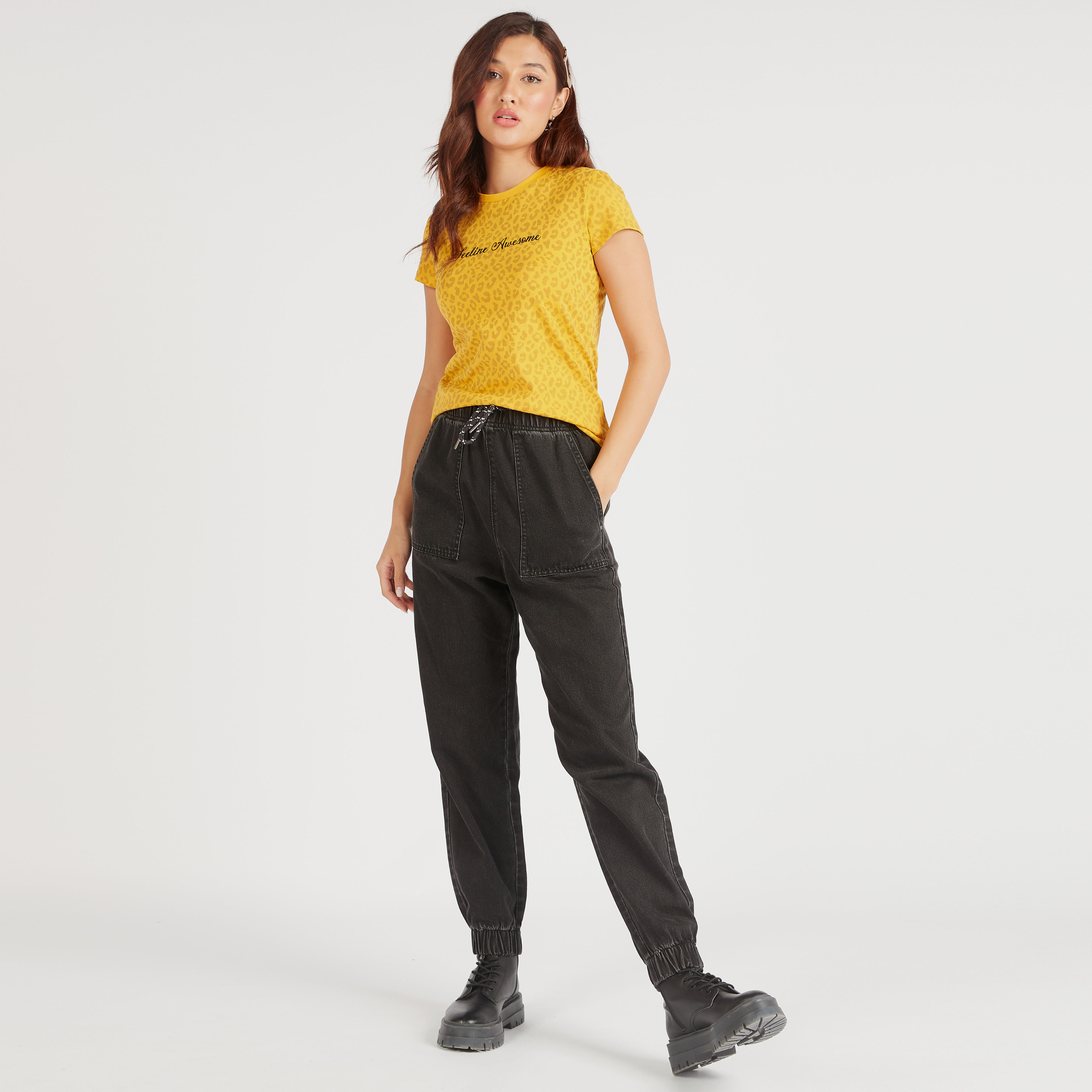 تيشيرت بياقة ضيّقة وأكمام كاب وطبعات نمر-women-clothing-tshirts-image-2