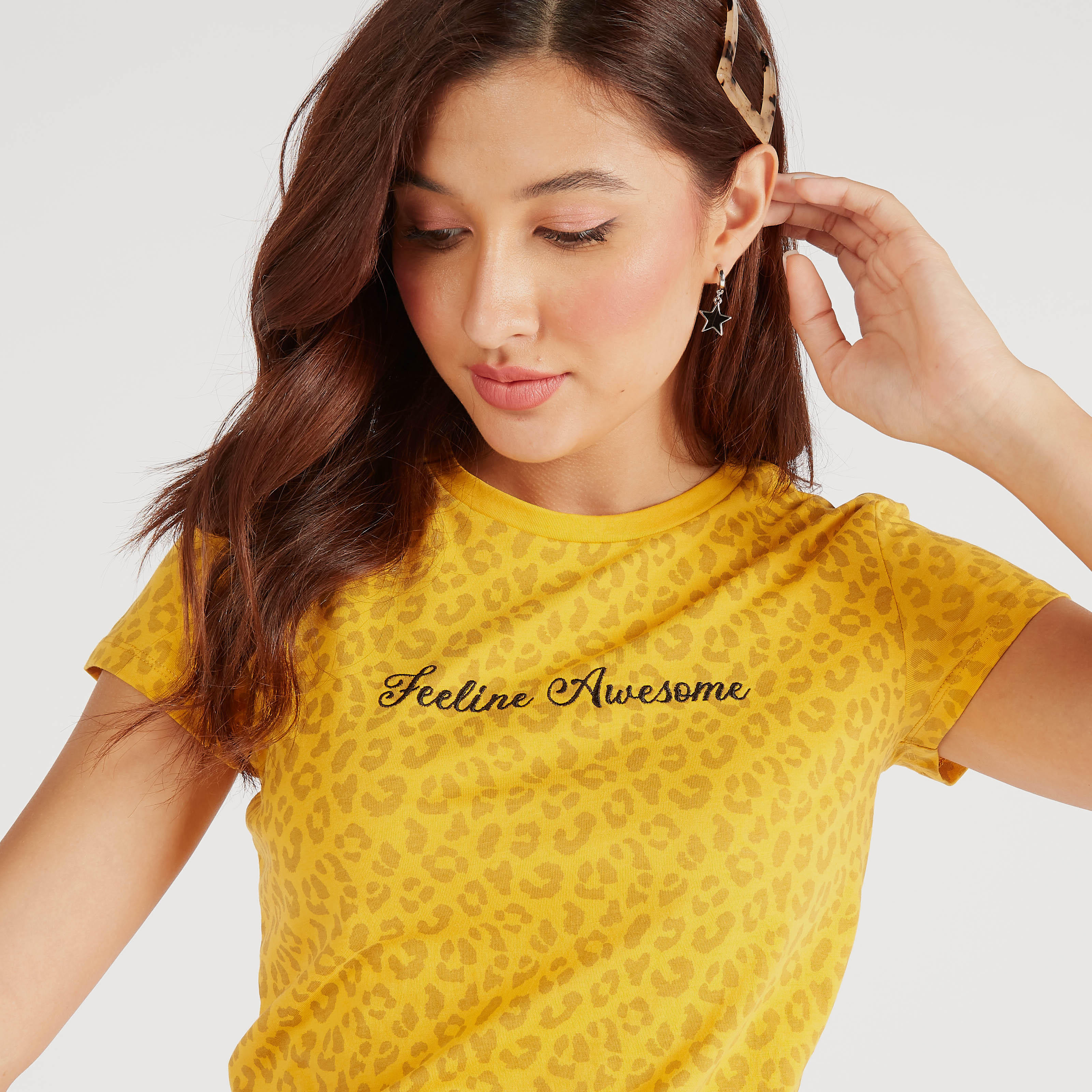 تيشيرت بياقة ضيّقة وأكمام كاب وطبعات نمر-women-clothing-tshirts-image-3