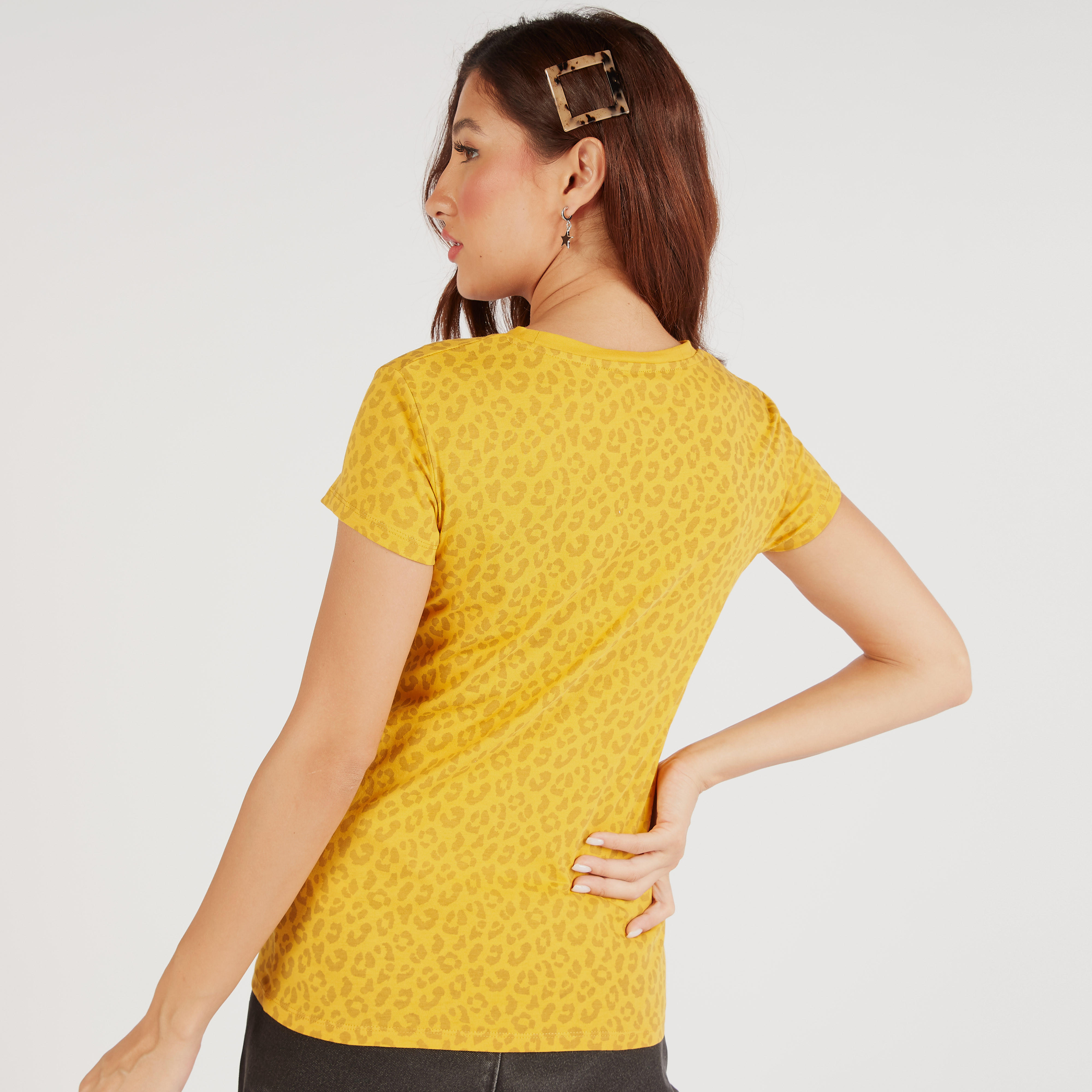 تيشيرت بياقة ضيّقة وأكمام كاب وطبعات نمر-women-clothing-tshirts-image-4