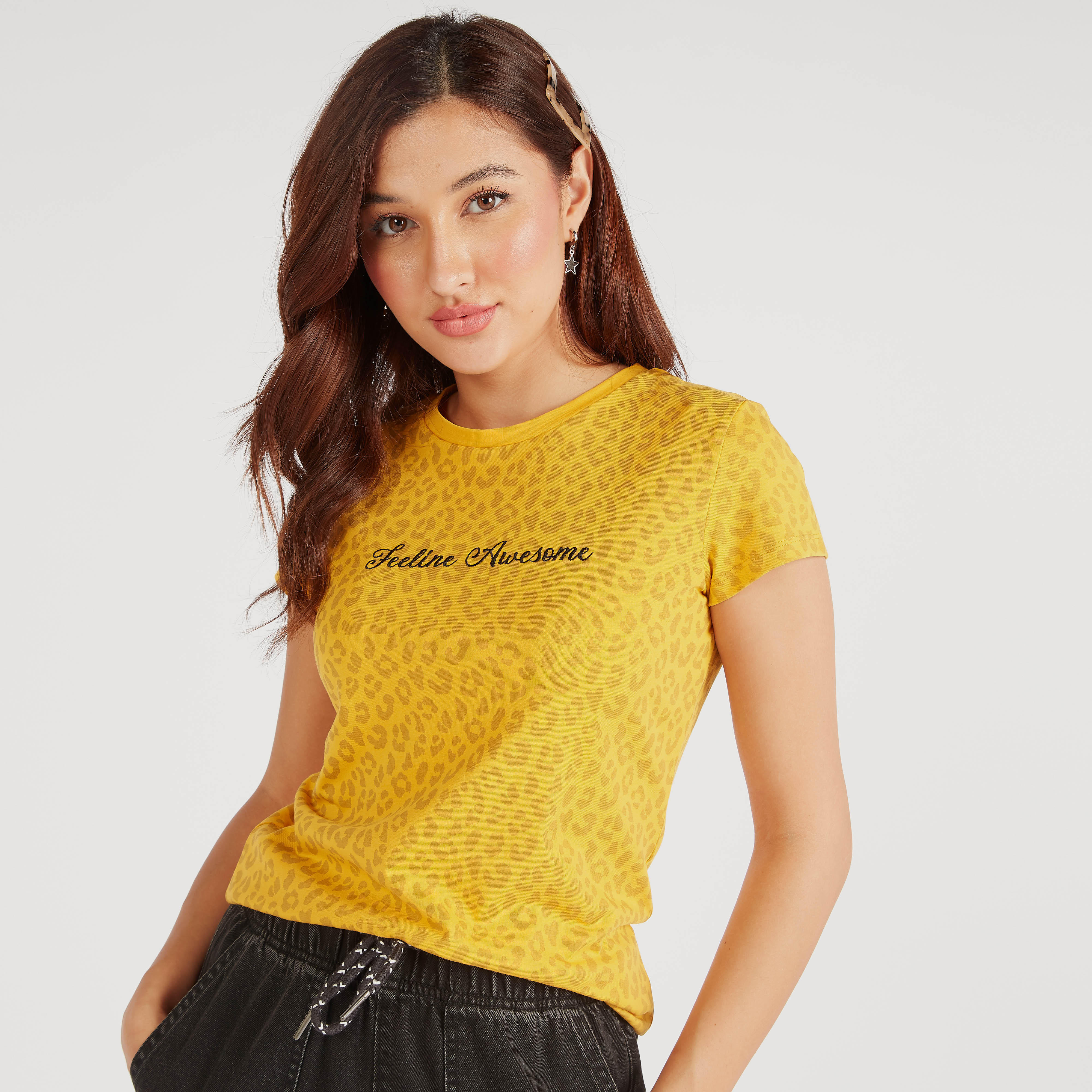 تيشيرت بياقة ضيّقة وأكمام كاب وطبعات نمر-women-clothing-tshirts-image-5