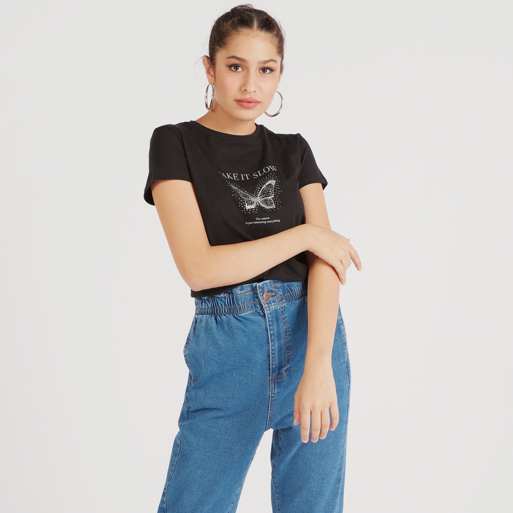 تيشيرت بياقة ضيقة وأكمام كاب وطبعات جرافيك-women-clothing-tshirts-image-1