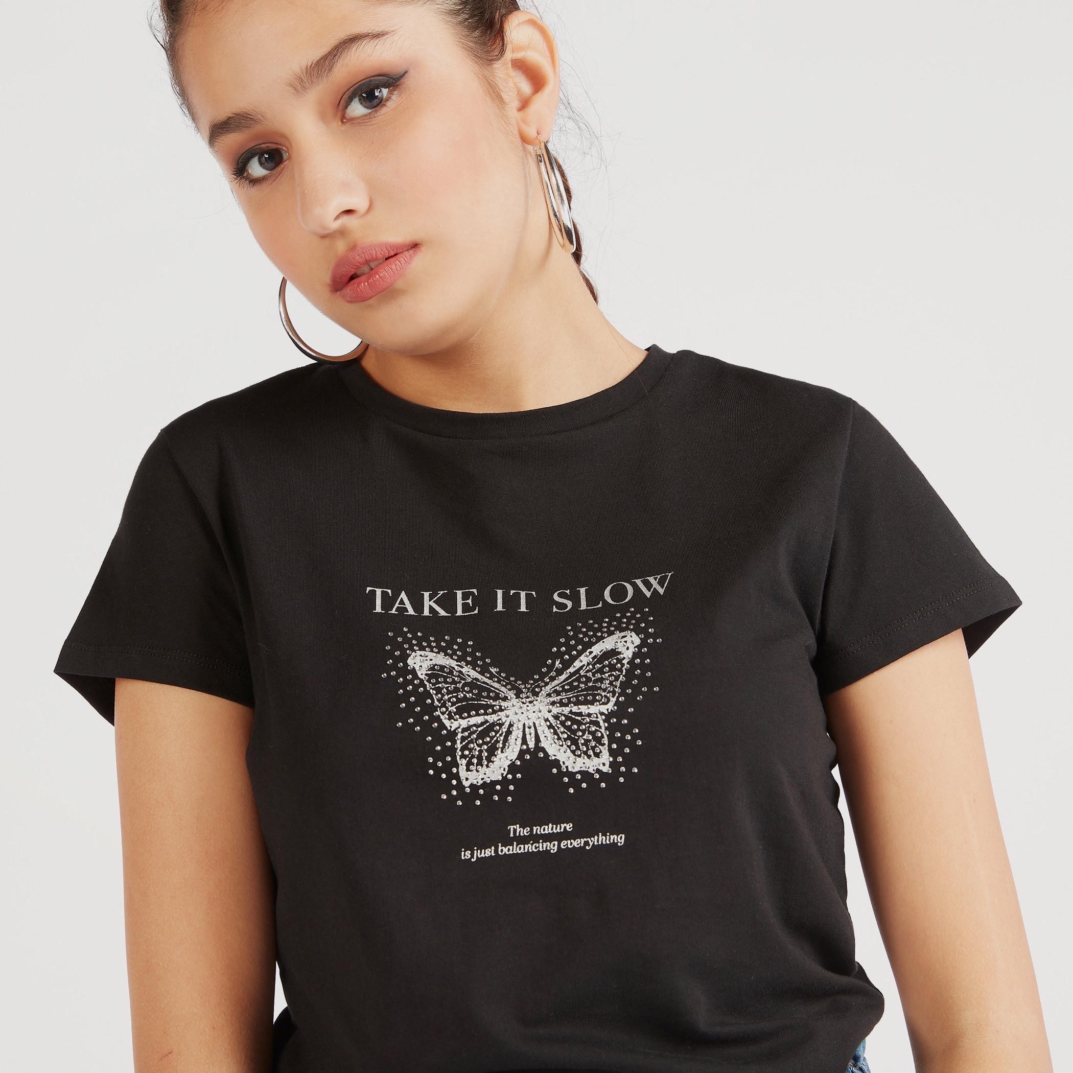 تيشيرت بياقة ضيقة وأكمام كاب وطبعات جرافيك-women-clothing-tshirts-image-3