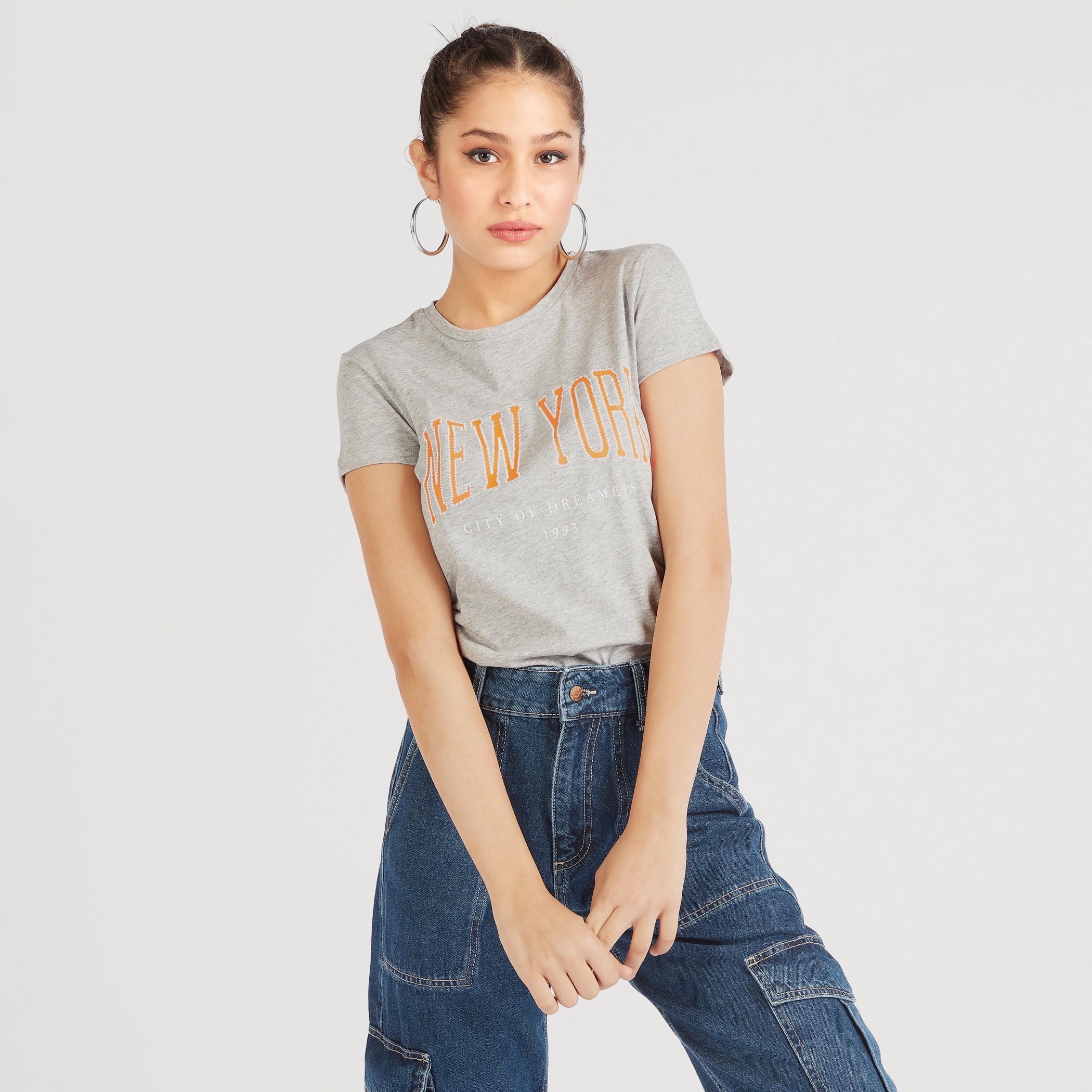 تيشيرت بياقة ضيّقة وأكمام كاب وطبعات-women-clothing-tshirts-image-1