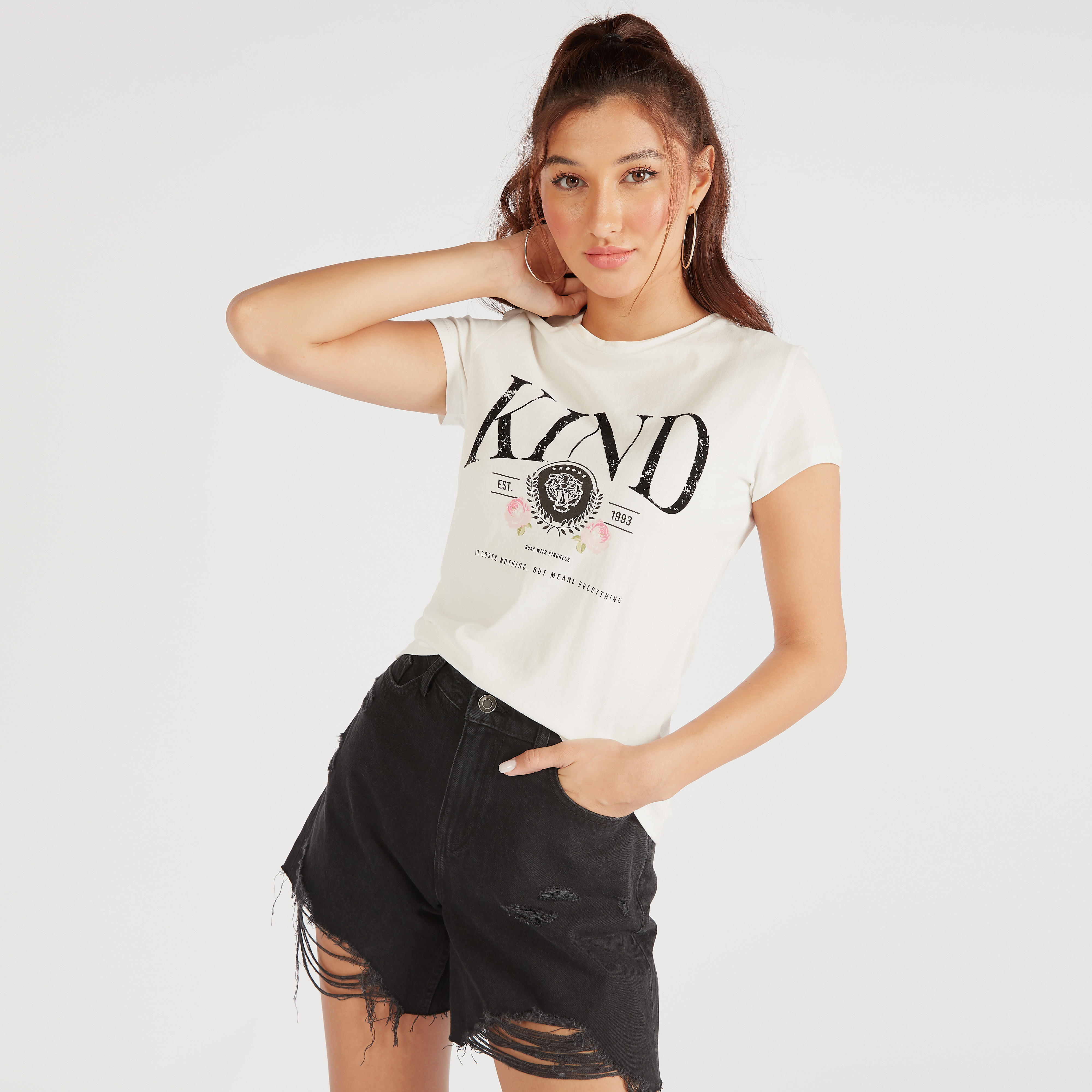 تيشيرت بياقة ضيّقة وأكمام كاب وطبعات-women-clothing-tshirts-image-4