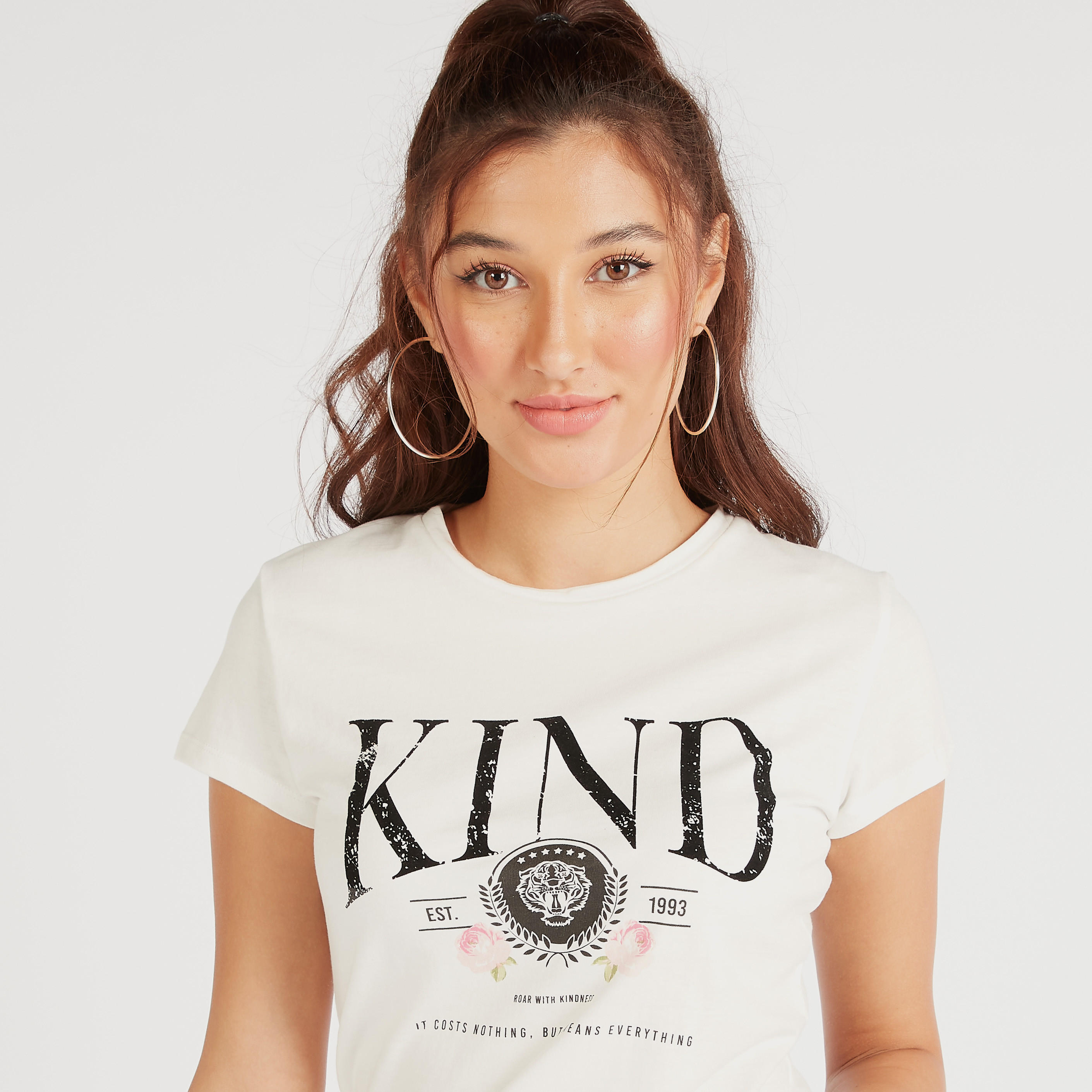 تيشيرت بياقة ضيّقة وأكمام كاب وطبعات-women-clothing-tshirts-image-2