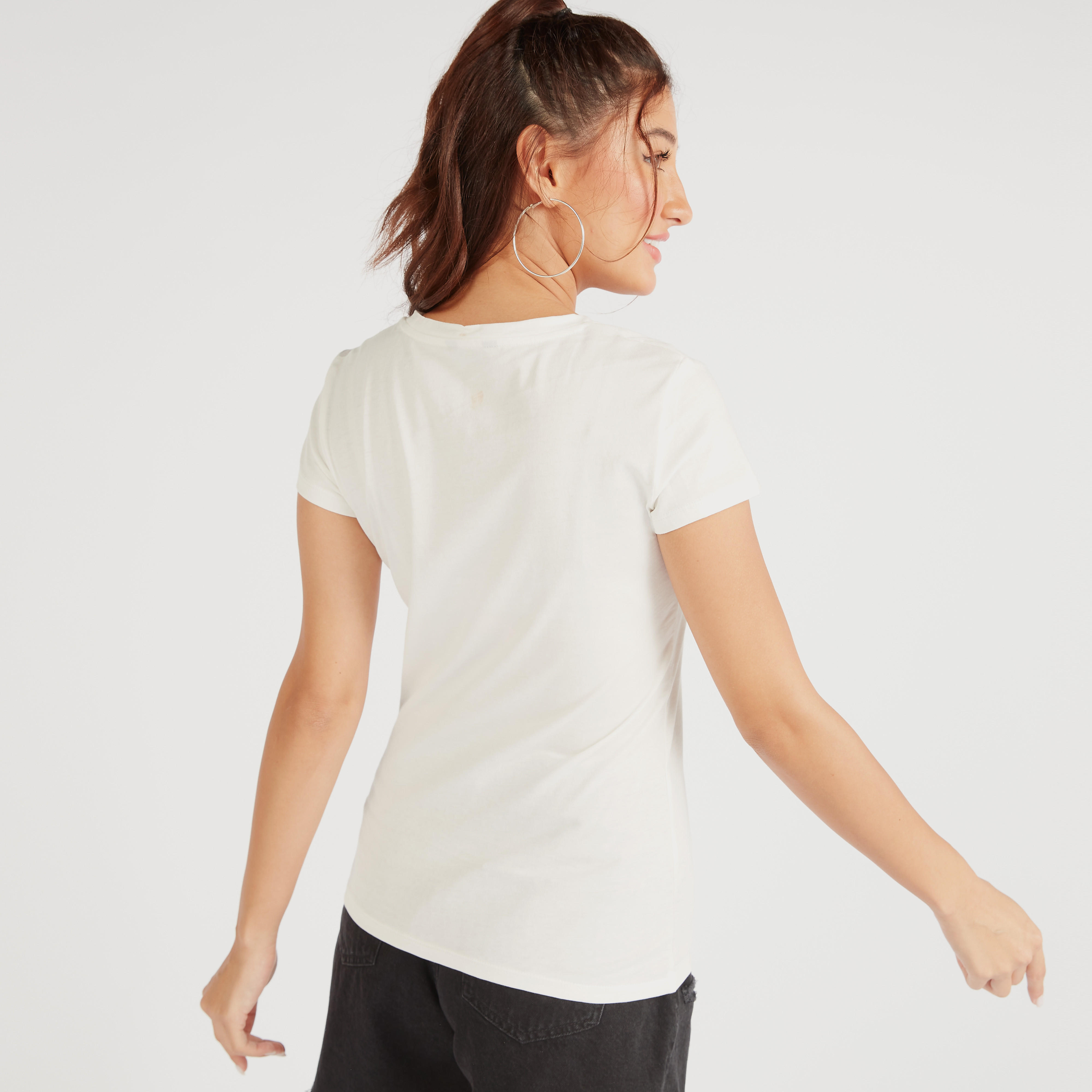 تيشيرت بياقة ضيّقة وأكمام كاب وطبعات-women-clothing-tshirts-image-1