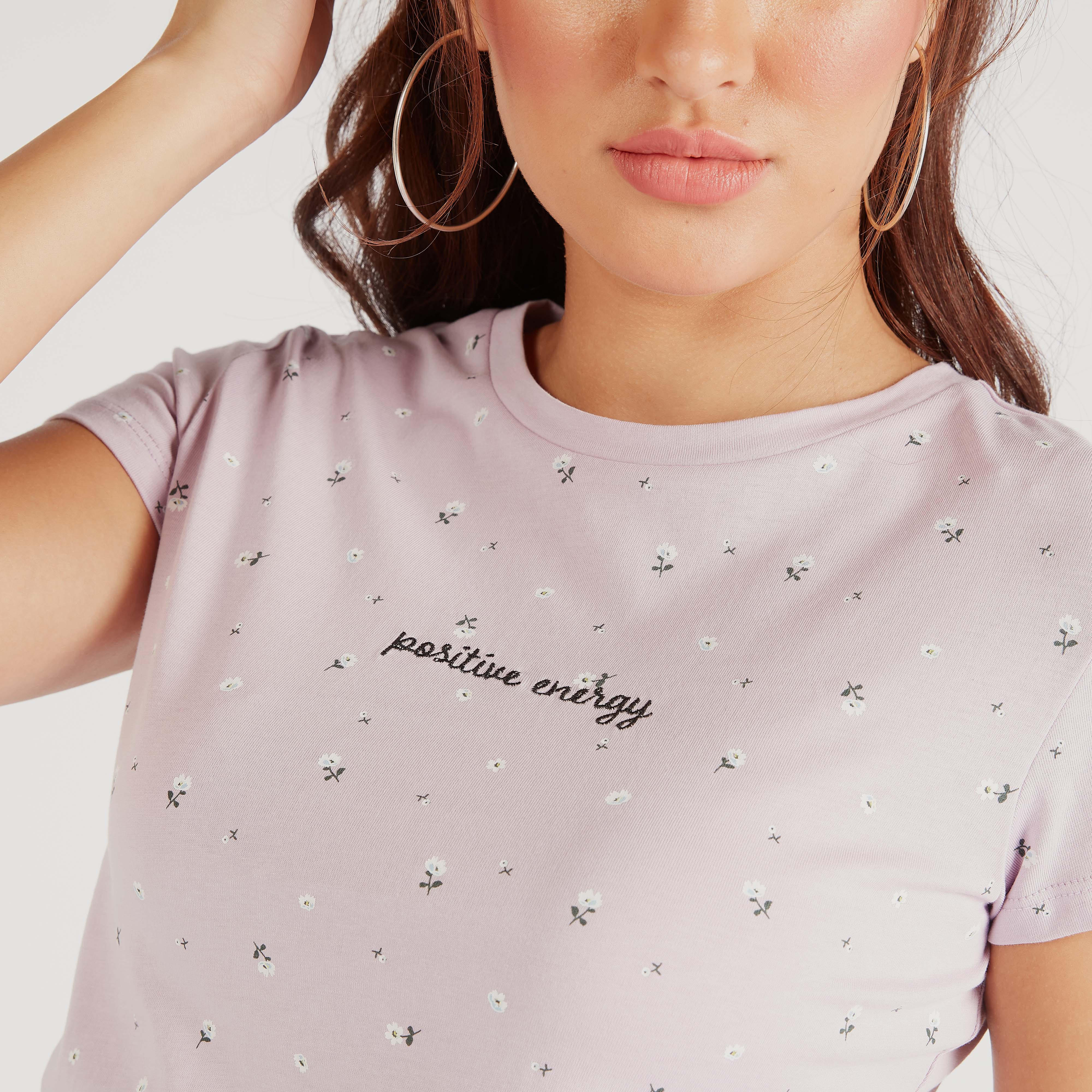 تيشيرت بياقة ضيقة وأكمام كاب وطبعات أزهار-women-clothing-tshirts-image-3