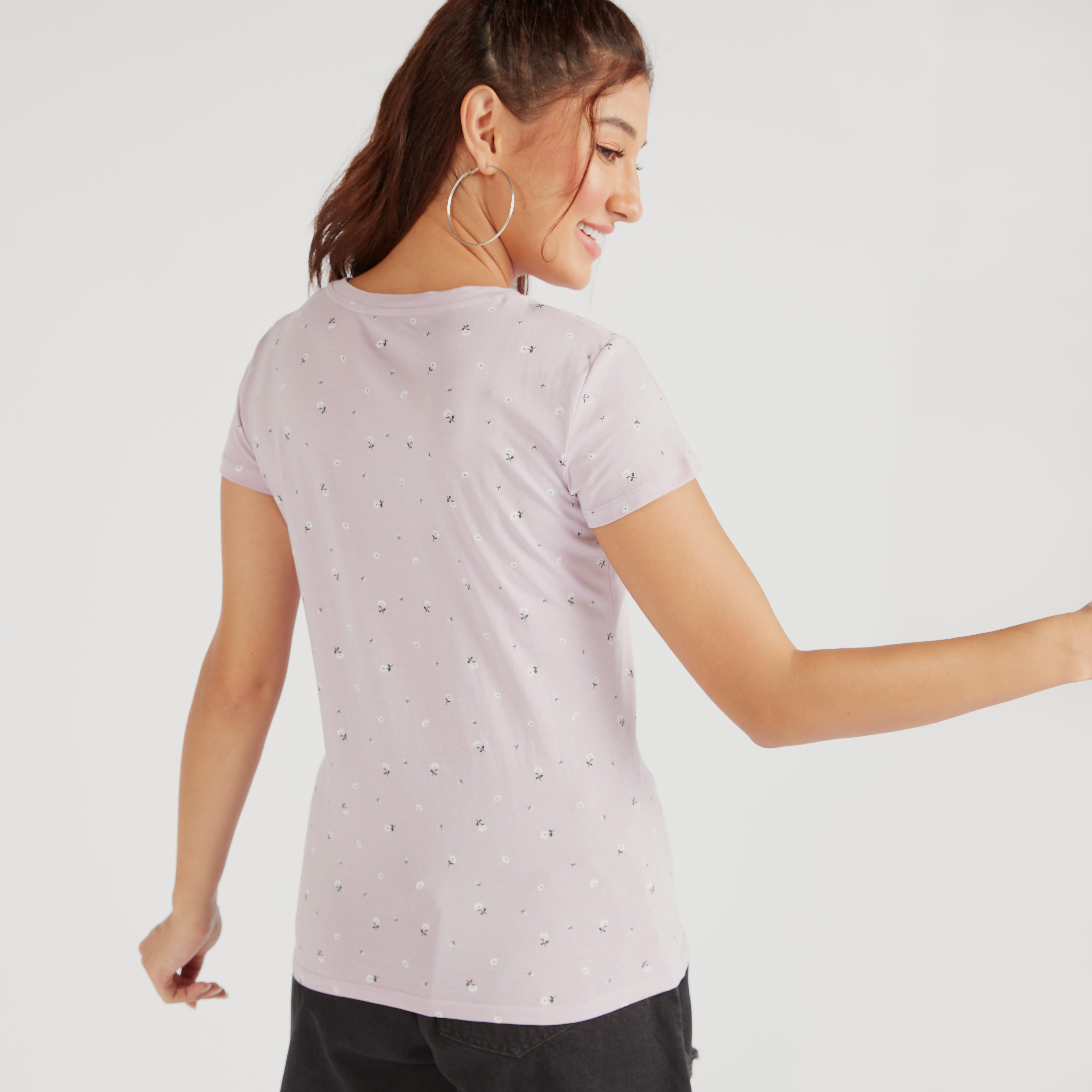 تيشيرت بياقة ضيقة وأكمام كاب وطبعات أزهار-women-clothing-tshirts-image-4