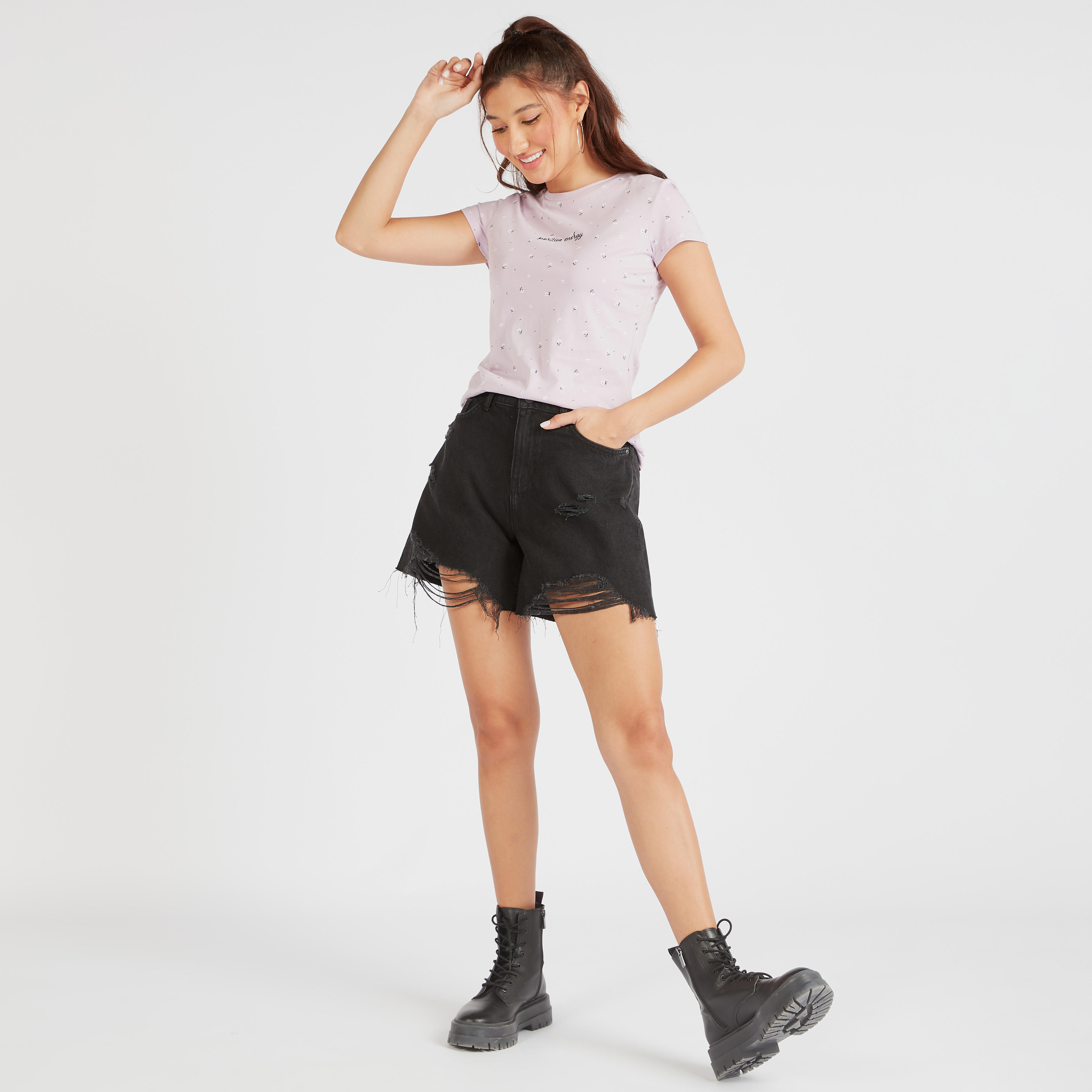 تيشيرت بياقة ضيقة وأكمام كاب وطبعات أزهار-women-clothing-tshirts-image-5