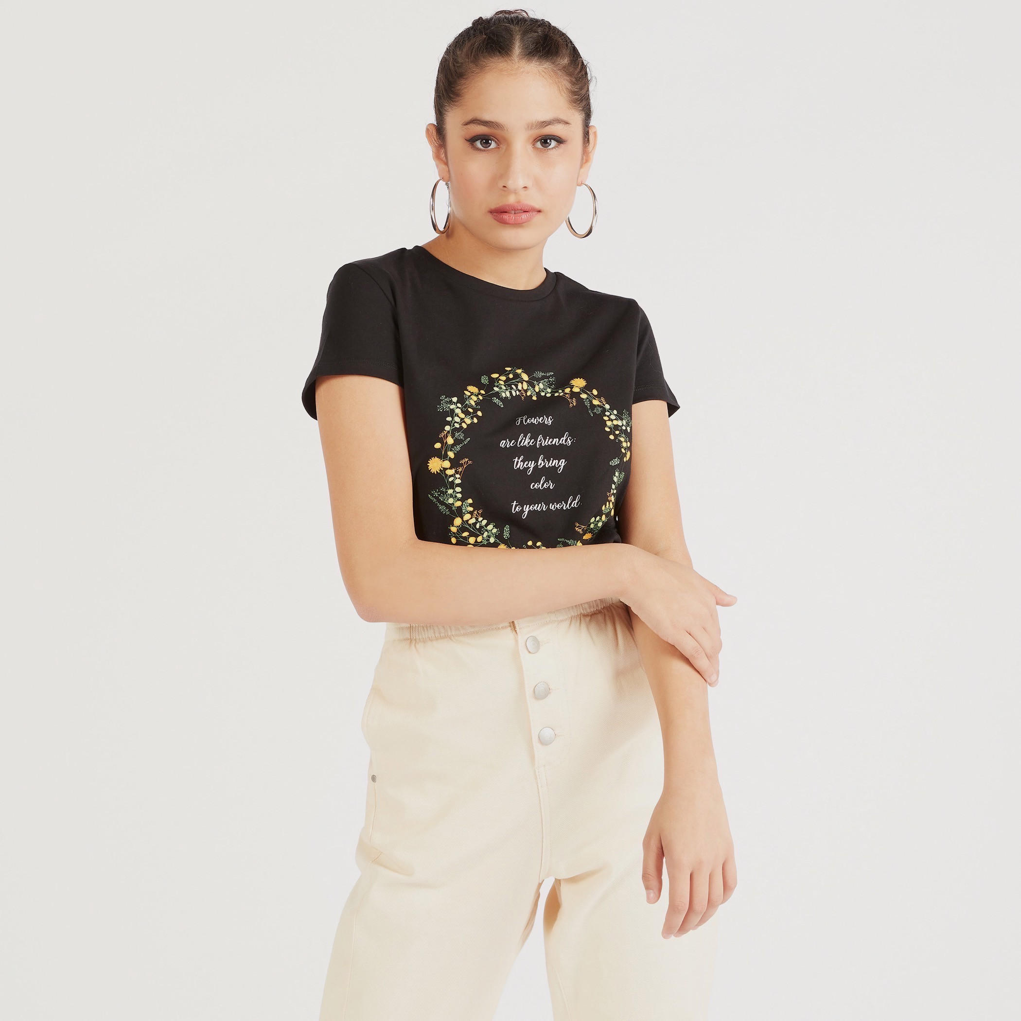 تيشيرت بياقة ضيقة وأكمام كاب وطبعات جرافيك-women-clothing-tshirts-image-1
