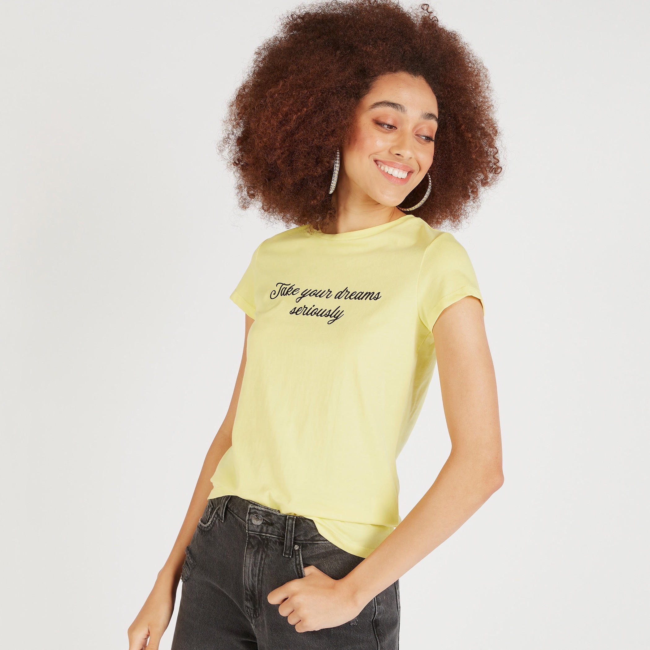 تيشيرت بياقة ضيّقة وأكمام كاب وطبعات-women-clothing-tshirts-image-1