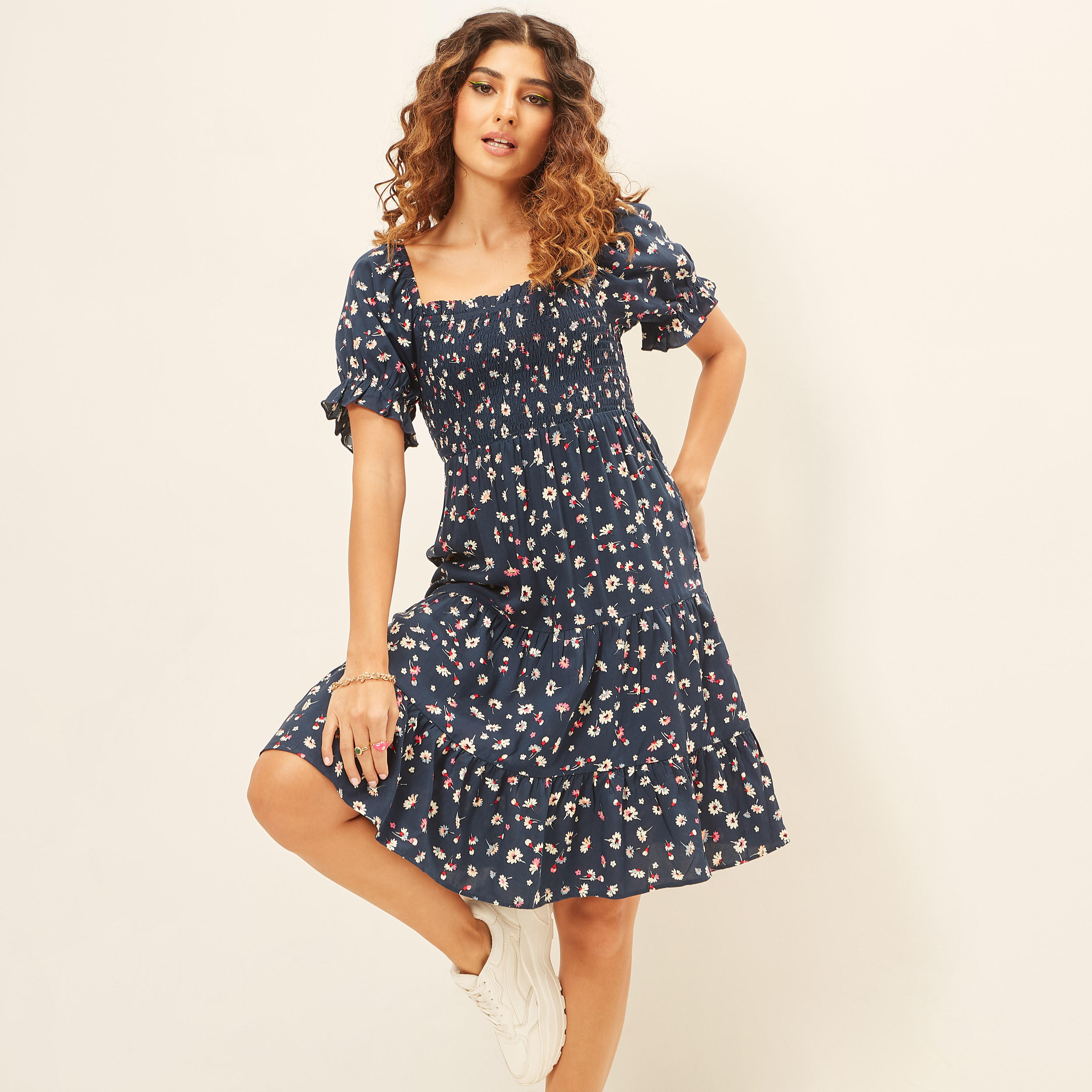 فستان قصير متعدد الطبقات بطبعات أزهار وتفاصيل كشكش-women-clothing-dresses-image-1