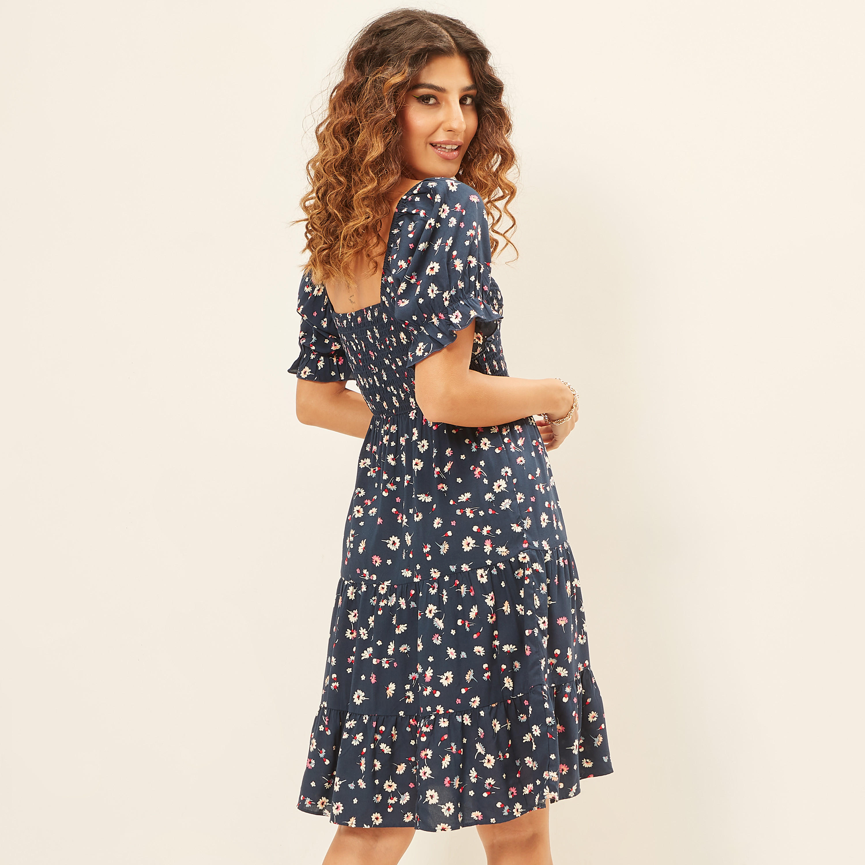 فستان قصير متعدد الطبقات بطبعات أزهار وتفاصيل كشكش-women-clothing-dresses-image-4