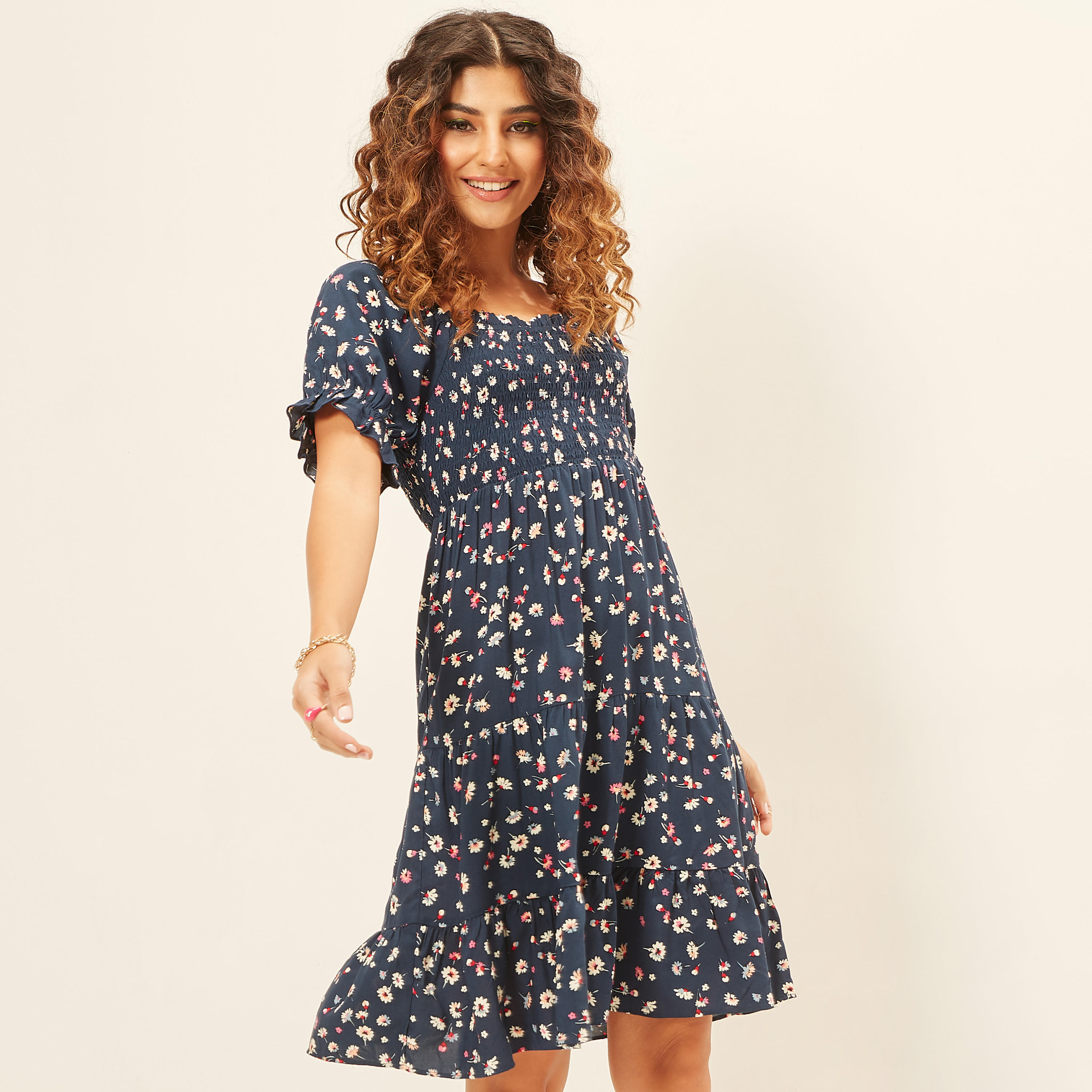 فستان قصير متعدد الطبقات بطبعات أزهار وتفاصيل كشكش-women-clothing-dresses-image-5