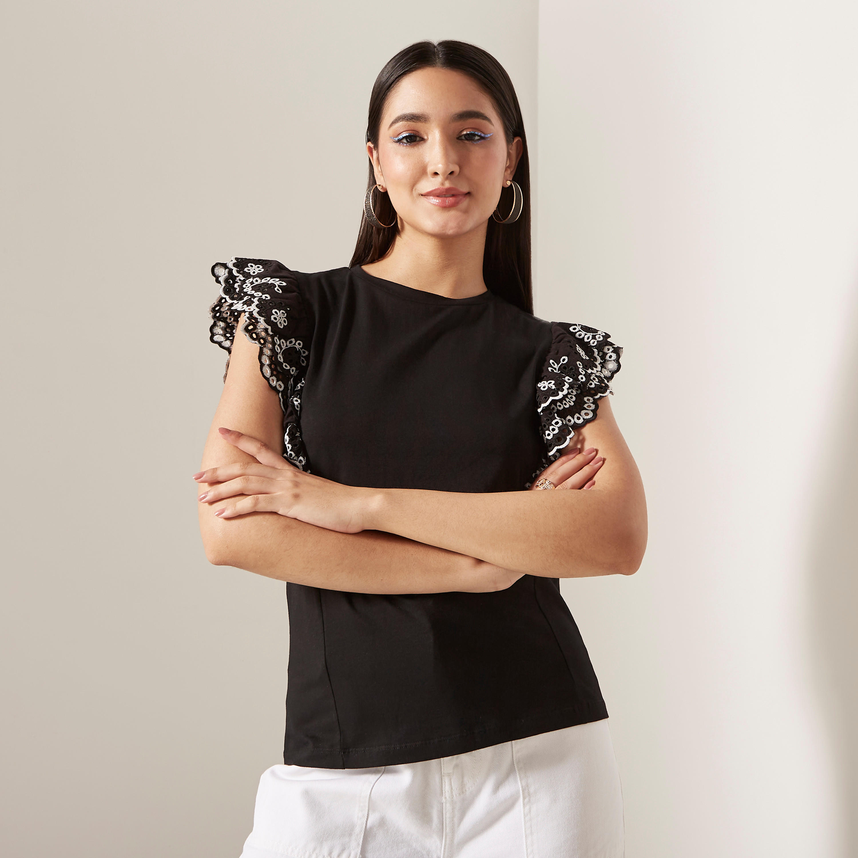 تيشيرت دون أكمام بياقة مستديرة وتفاصيل كشكش شيفلي-women-clothing-tshirts-image-1