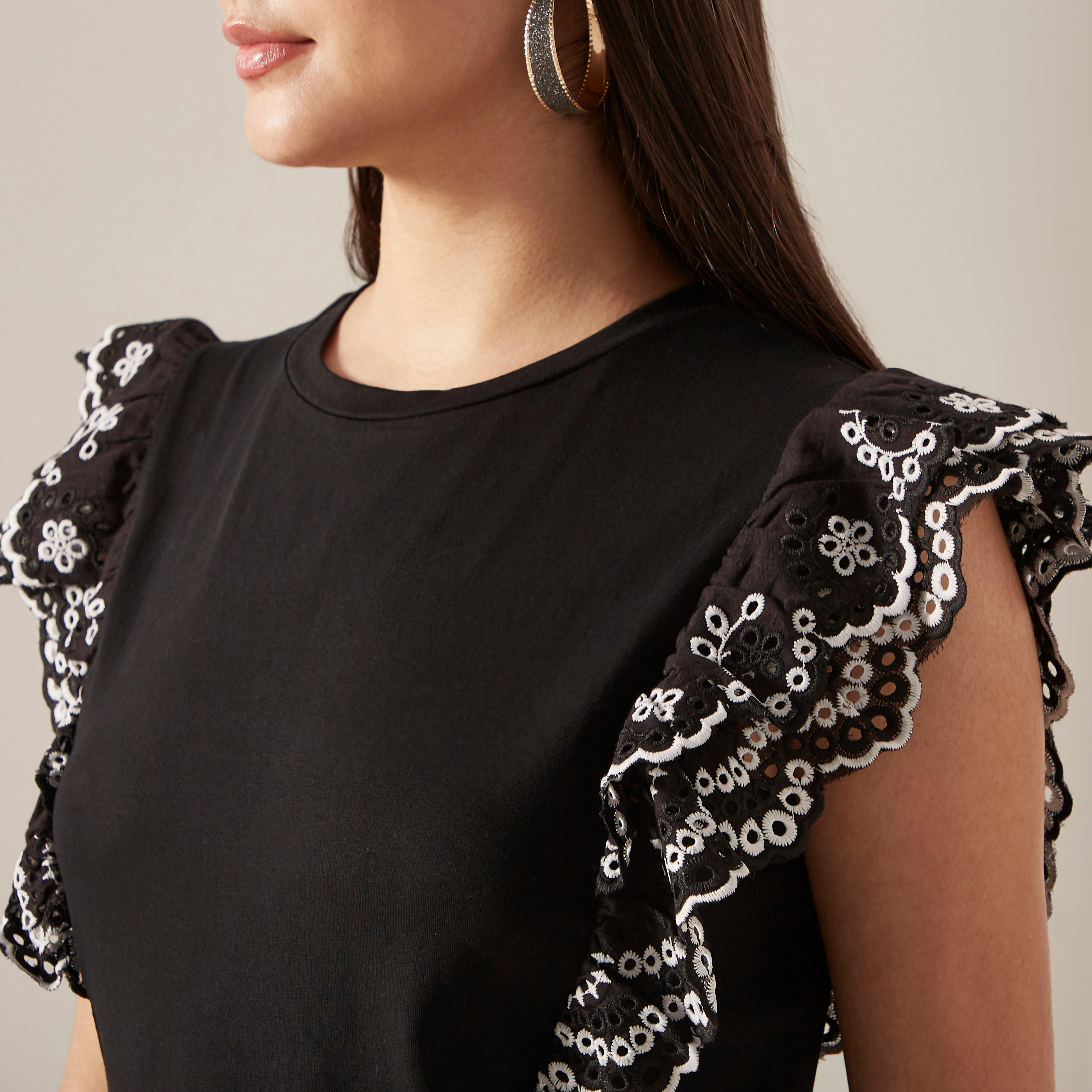 تيشيرت دون أكمام بياقة مستديرة وتفاصيل كشكش شيفلي-women-clothing-tshirts-image-4